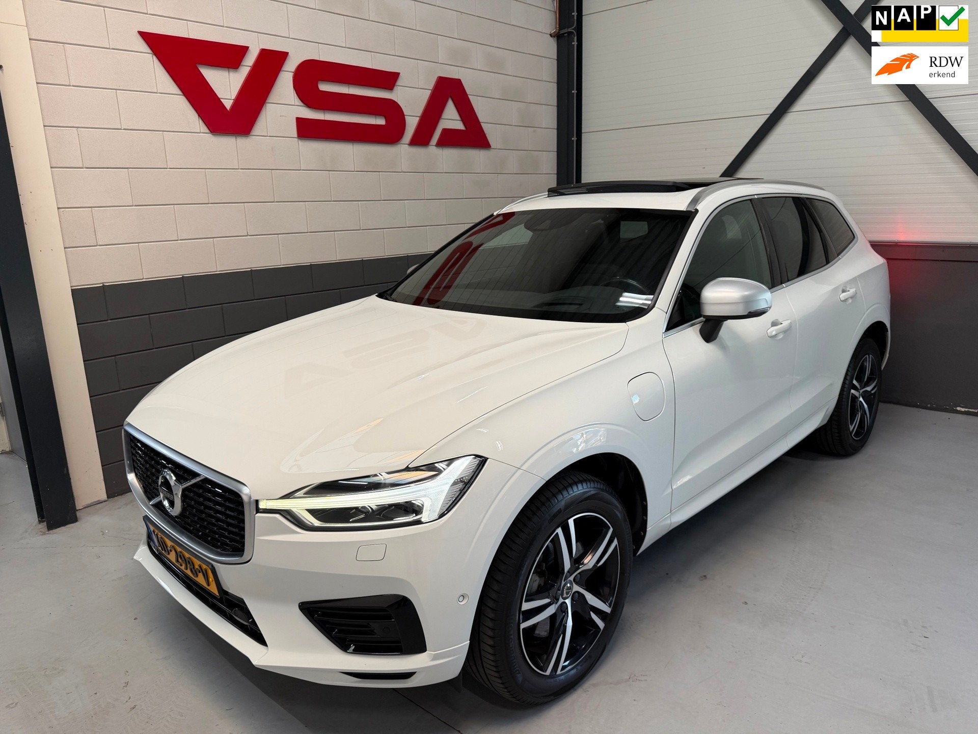 Volvo XC60 2.0 T8 Twin Engine AWD R-Design|1 eigenaar|NAP|Hy, Auto's, Automaat, Dealer onderhouden, Gebruikt, 4 cilinders