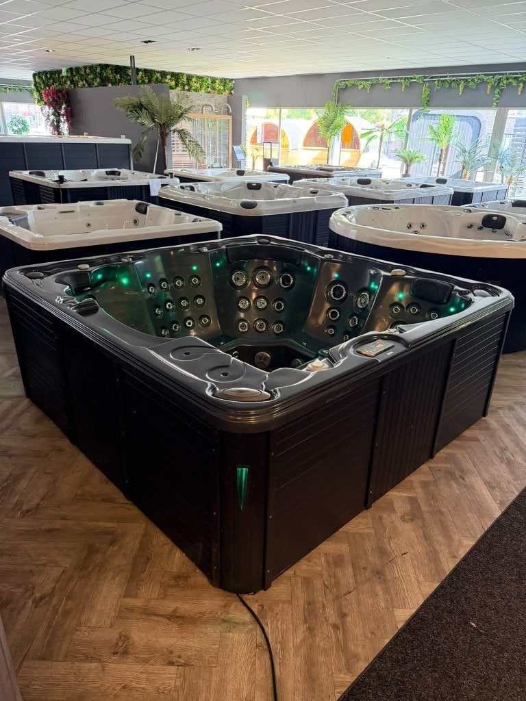 Luxe Black Jacuzzi / Spa – Bomvol Jets – 1 Jaar Pompgarantie, Ophalen, Zo goed als nieuw, Afdekzeil, Vast