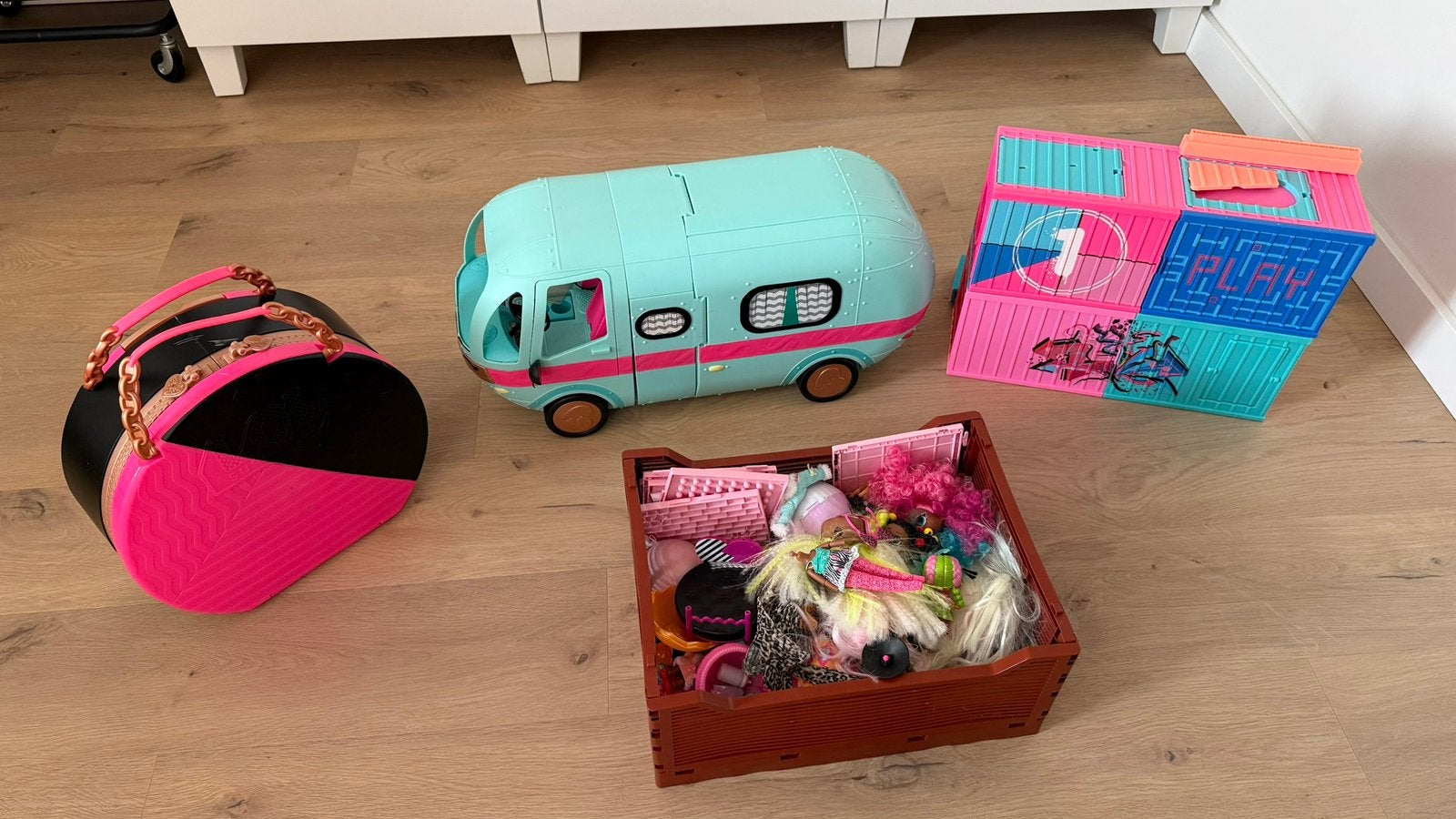 LOL Surpise - Camper, kapsalon koffer en clubhuis, Kinderen en Baby's, Speelgoed | Poppenhuizen, Ophalen, Zo goed als nieuw