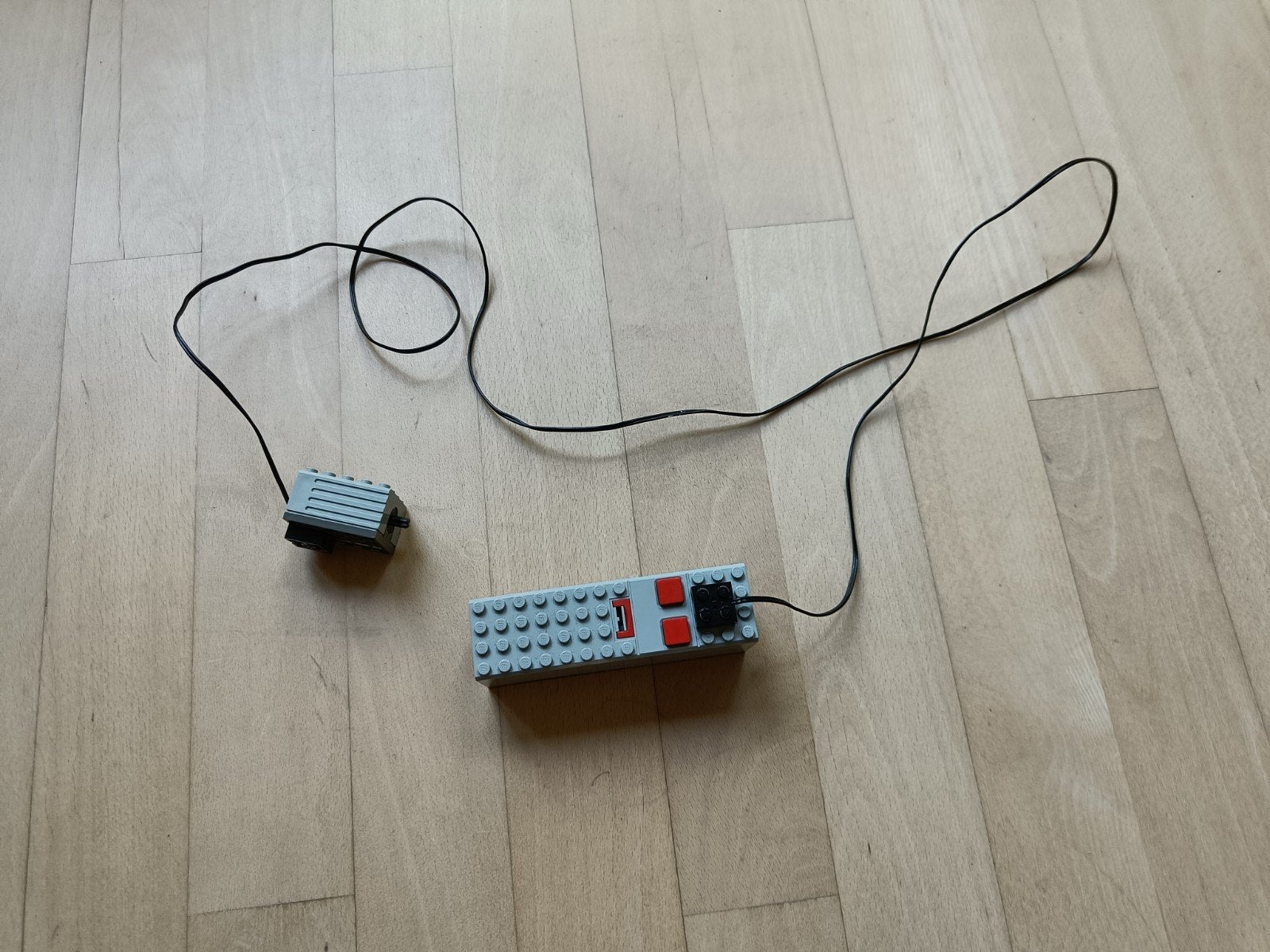 Lego 9 volt motor met batterijhouder en kabel, werkend!, Kinderen en Baby's, Speelgoed | Duplo en Lego, Ophalen of Verzenden, Zo goed als nieuw