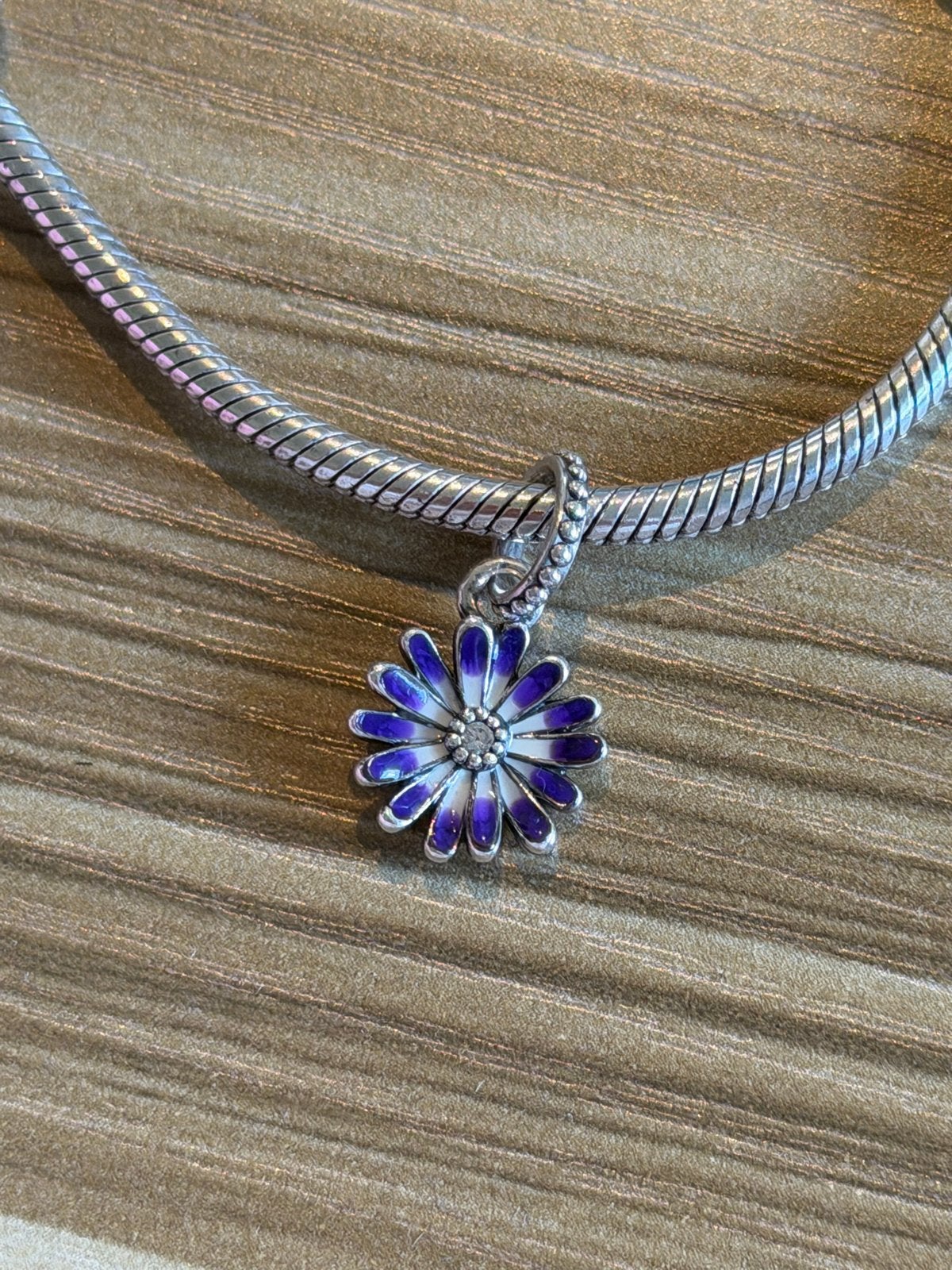 Pandora bedel paarse bloem daisy charm, Pandora, Ophalen of Verzenden, Zo goed als nieuw, 1 bedel