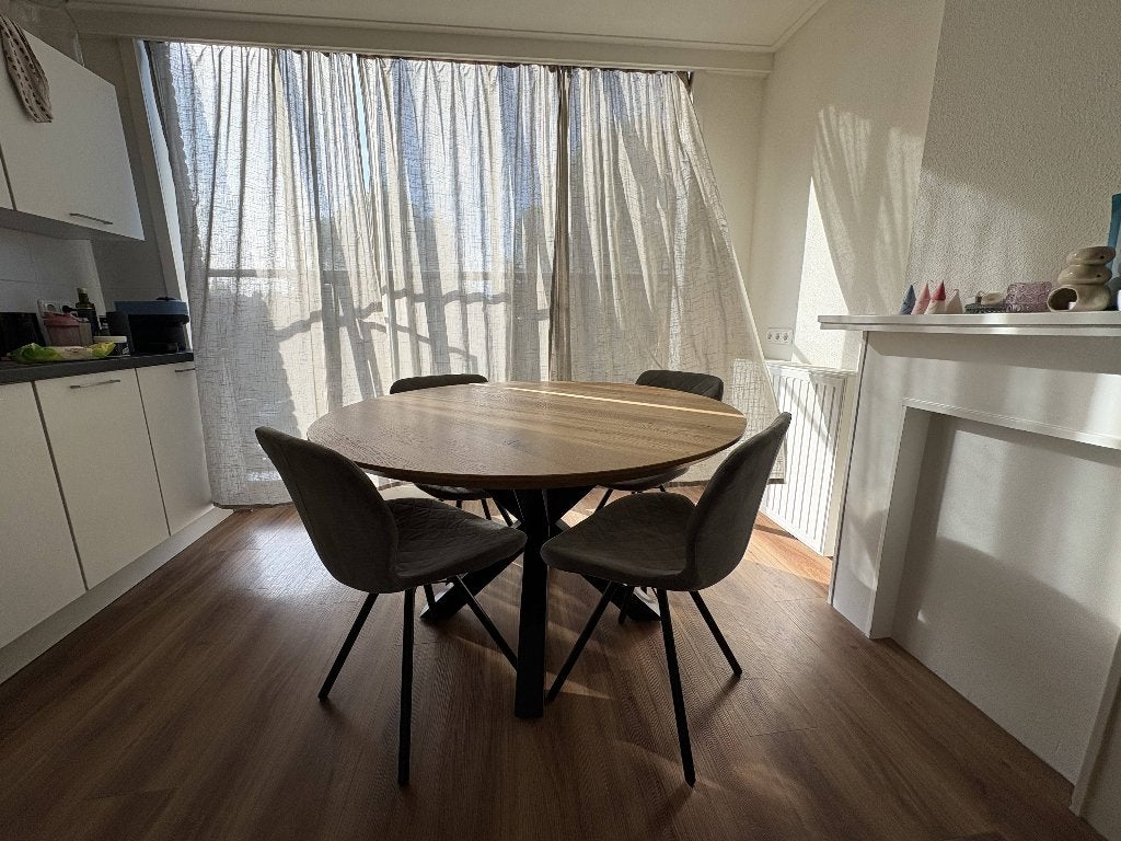 Ronde houten eettafel met 4 comfortabele stoelen, Huis en Inrichting, Tafels | Eettafels, Ophalen, Gebruikt, Rond, Overige materialen