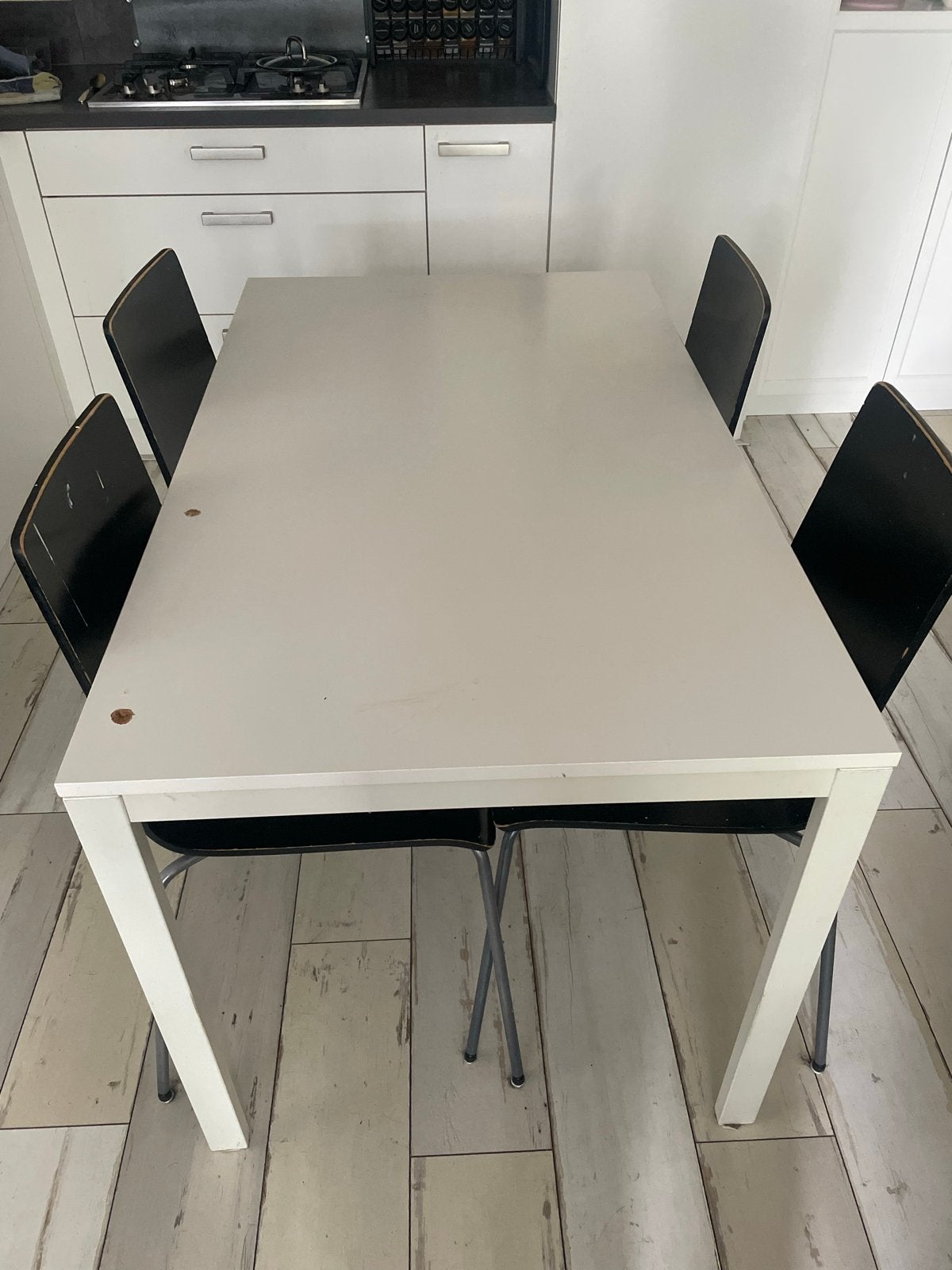 witte eettafel met vier stoelen, gratis afhalen, Huis en Inrichting, Tafels | Eettafels, Ophalen, Gebruikt, 100 tot 150 cm, 50 tot 100 cm
