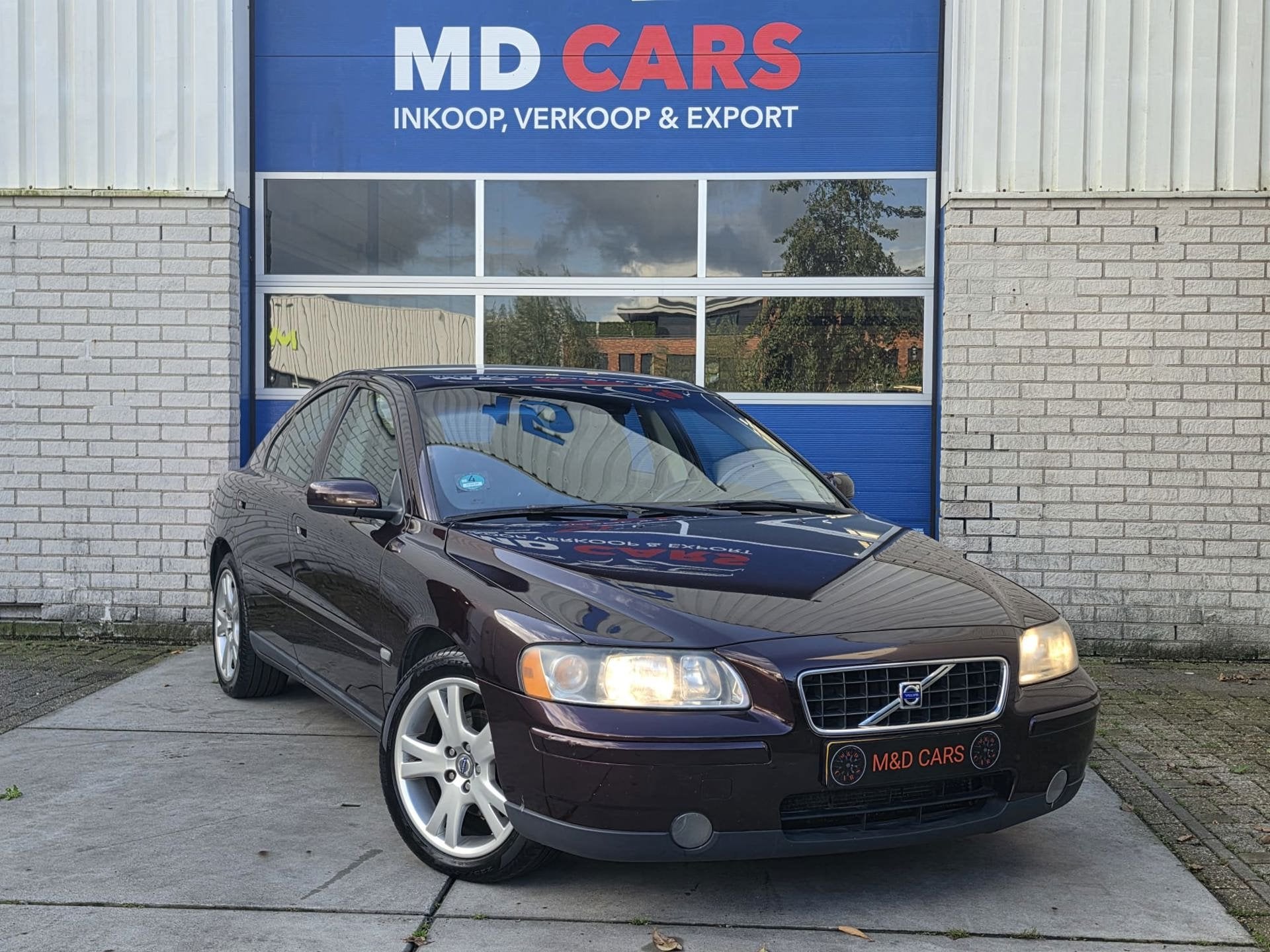 Volvo S60 2.4D Edition II NAP/AUTOMAAT/AIRCO/TREKHAAK/CARPLA, Auto's, Dealer onderhouden, Gebruikt, Zwart, Overige kleuren