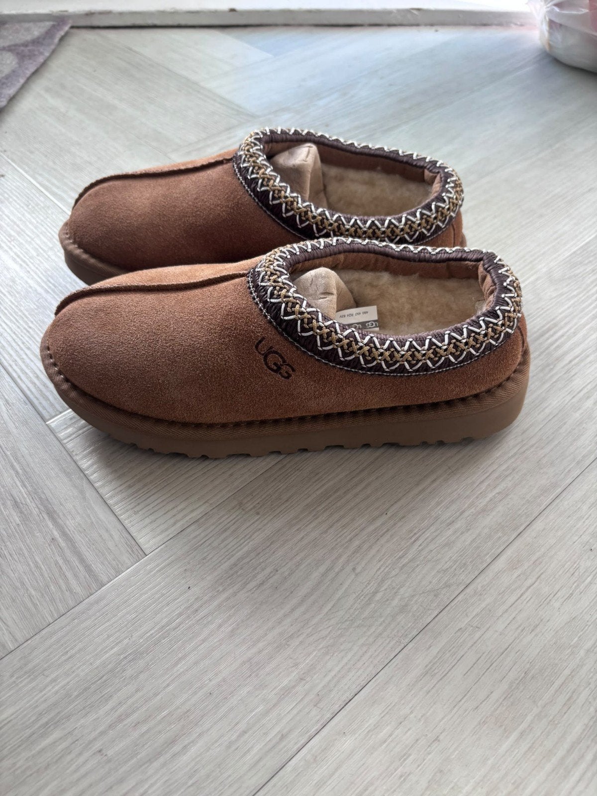 Nieuw, UGG pantoffel , maat 38, UGG, Bruin, Nieuw, Ophalen of Verzenden