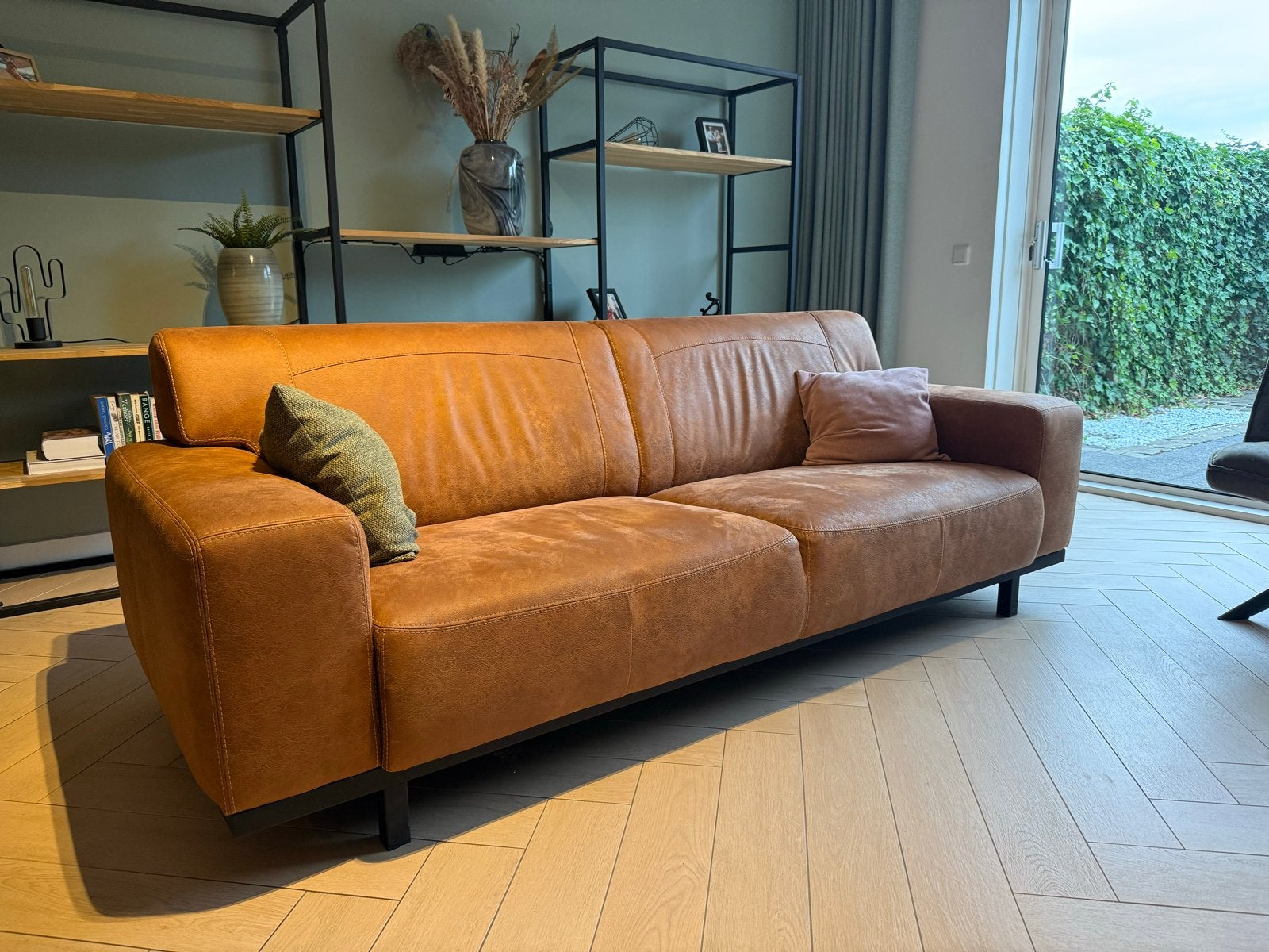 Comfortabele 3-zits bank in cognac leerlook, Huis en Inrichting, Banken | Bankstellen, Ophalen, Driepersoons, 75 tot 100 cm, Zo goed als nieuw