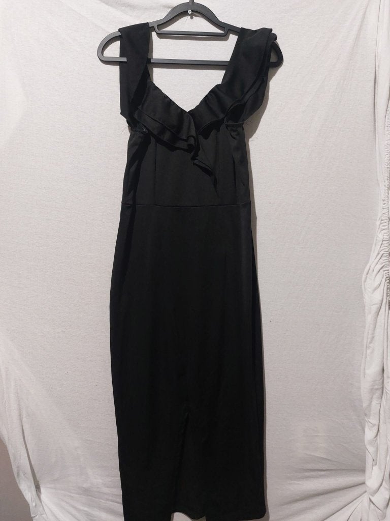 Zwarte midi-jurk met ruches Maat M, Kleding | Dames, Ophalen of Verzenden, Zo goed als nieuw, Zwart, Onder de knie