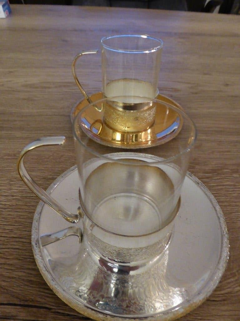Theeglazen met verzilverde voet en schotel., Ophalen of Verzenden, Zo goed als nieuw