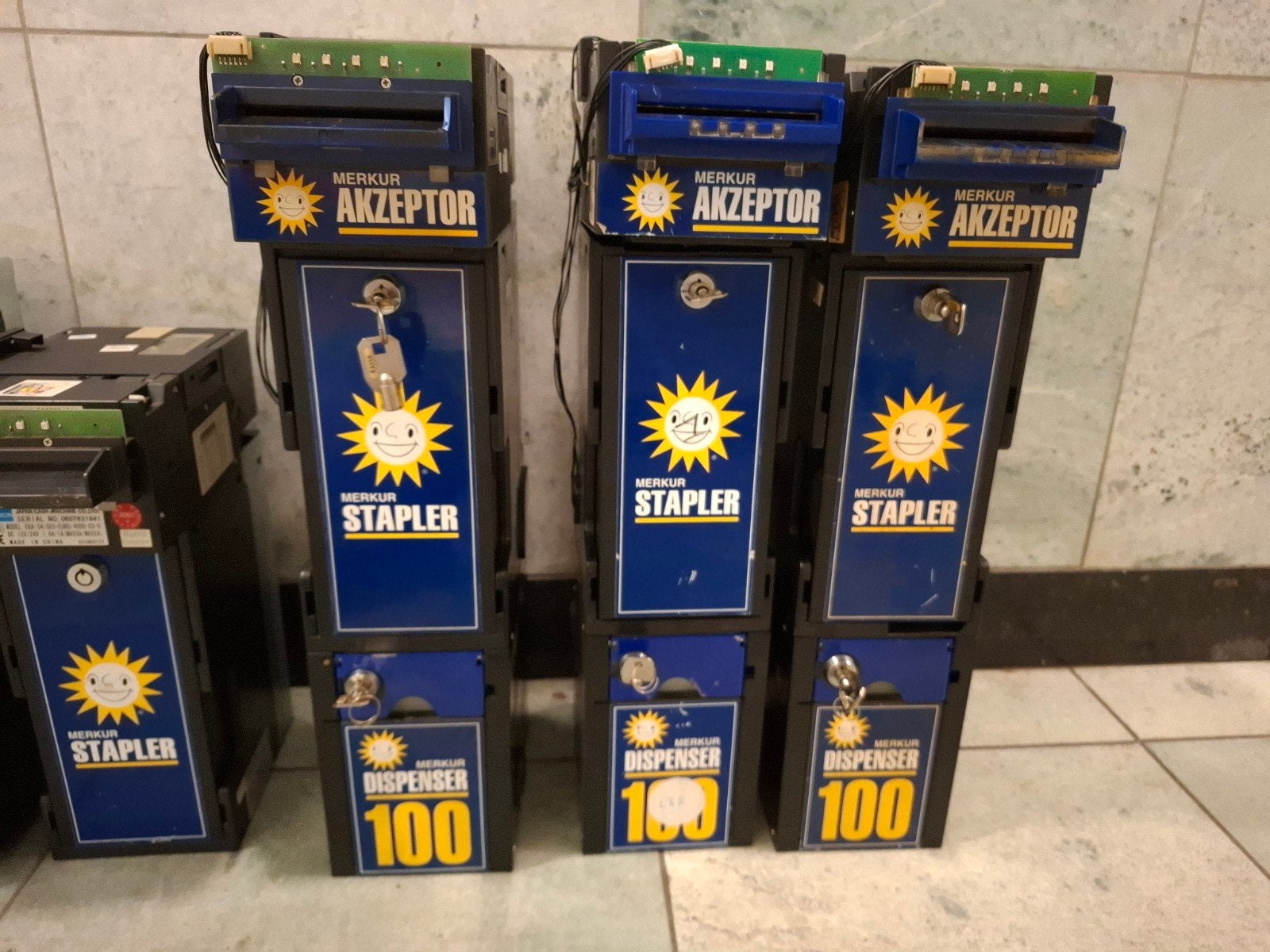 Merkur MD100 Akzeptor / Stapler / Dispenser 100 – gokkast, Verzamelen, Euro, Ophalen of Verzenden, Gebruikt, Met sleutels