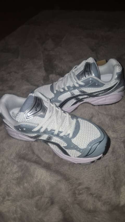 Splinternieuwe Asics sportschoenen maat 39 of 40, Nieuw, Ophalen of Verzenden, Asics, Wit