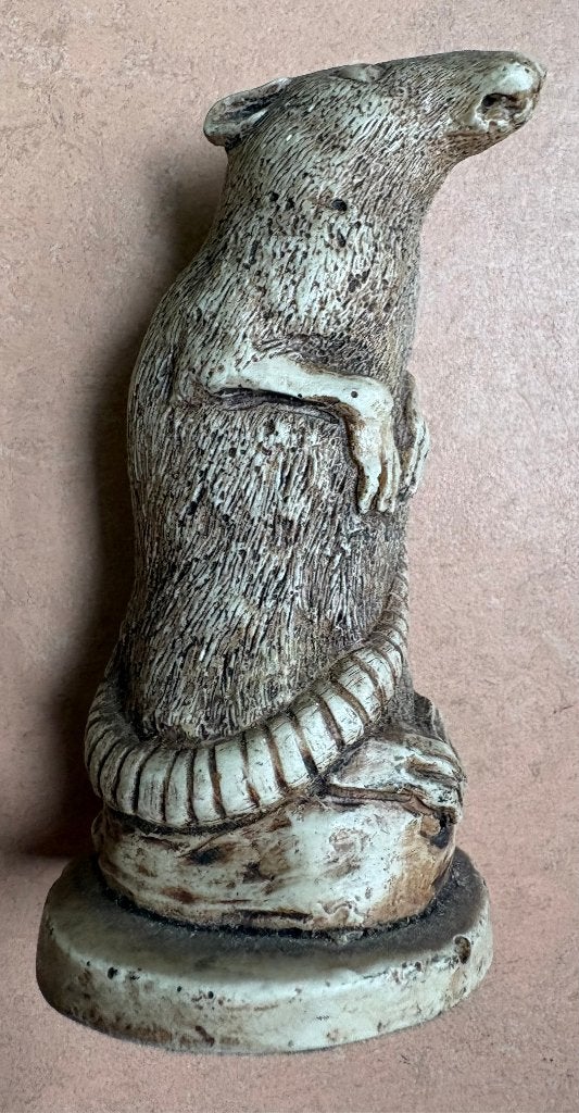 Leuk stenen beeldje van een rat, Thailand?, Steen/keramiek, 11 cm, Ophalen of Verzenden, Gesigneerd