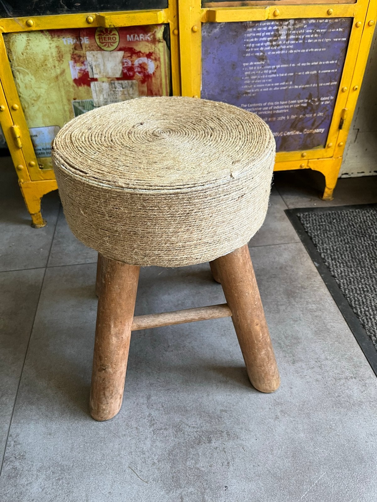 Decoratieve kruk van hout en touw, Huis en Inrichting, Krukjes, Ophalen, Gebruikt, Hout