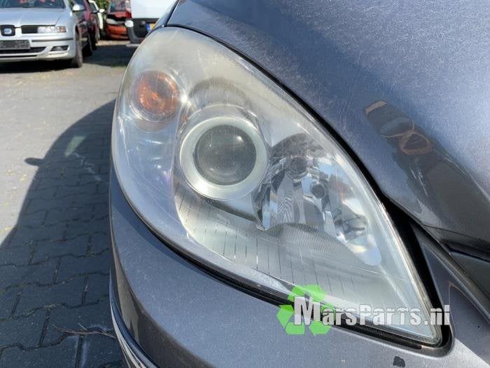 Koplamp rechts van een Mercedes B-Klasse