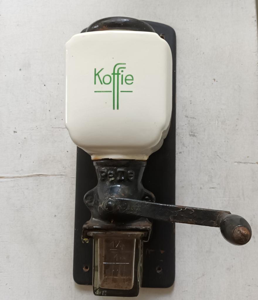 Vintage PeDe Wandkoffiemolen - Wit met Groen Opschrift, Antiek en Kunst, Antiek | Keukenbenodigdheden, Ophalen of Verzenden