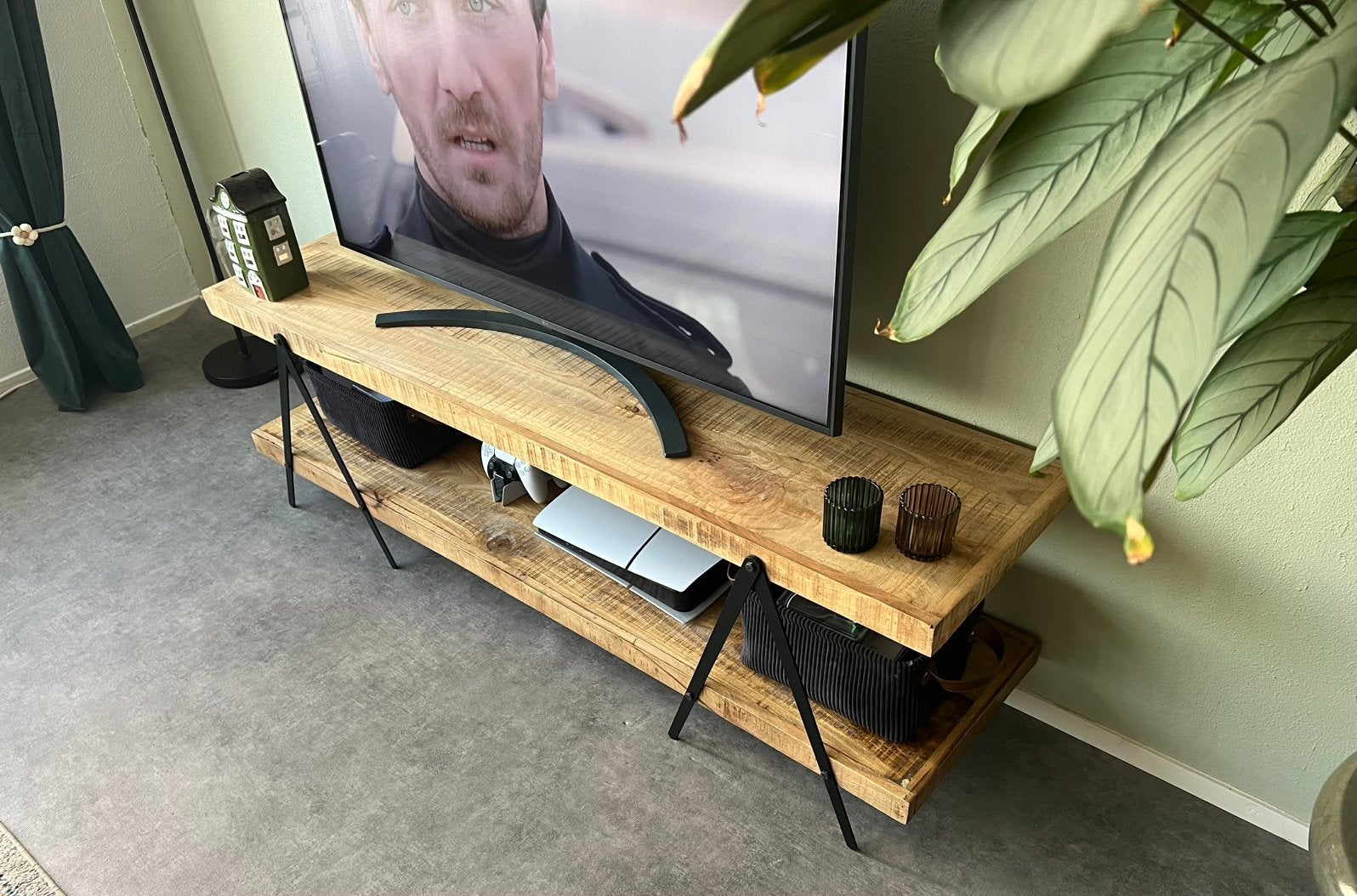 Massief TV-meubel van mangohout met metalen onderstel, Huis en Inrichting, Kasten | Televisiemeubels, Ophalen, 150 tot 200 cm
