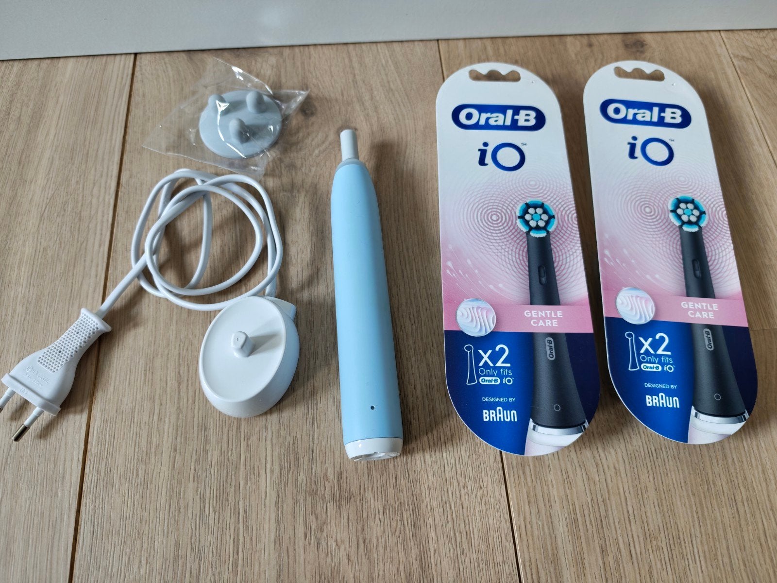 Zeer nette Oral-B iO 3 Series Ice Blue + nieuwe borstels, Ophalen of Verzenden, Nieuw, Tandenborstel