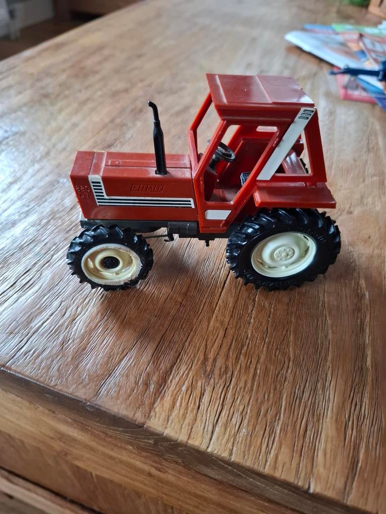 Te koop britains fiat 880, Ophalen of Verzenden, Zo goed als nieuw, Tractor of Landbouw, Britains