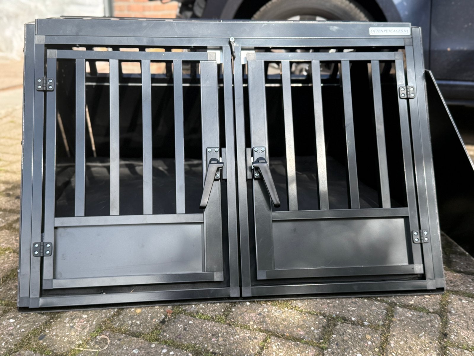 Zwarte autobench voor middelgrote of 2 kleine honden, Dieren en Toebehoren, Hondenbenches, Ophalen of Verzenden, Zo goed als nieuw