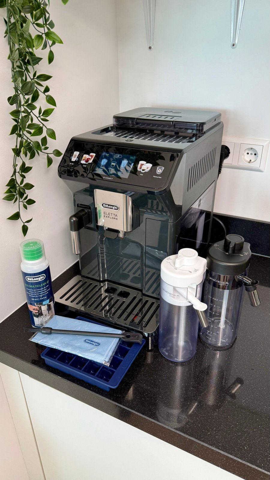 DeLonghi Eletta Explore volautomaat met Cold Brew & meer, Afneembaar waterreservoir, 10 kopjes of meer, Koffiemachine, Zo goed als nieuw
