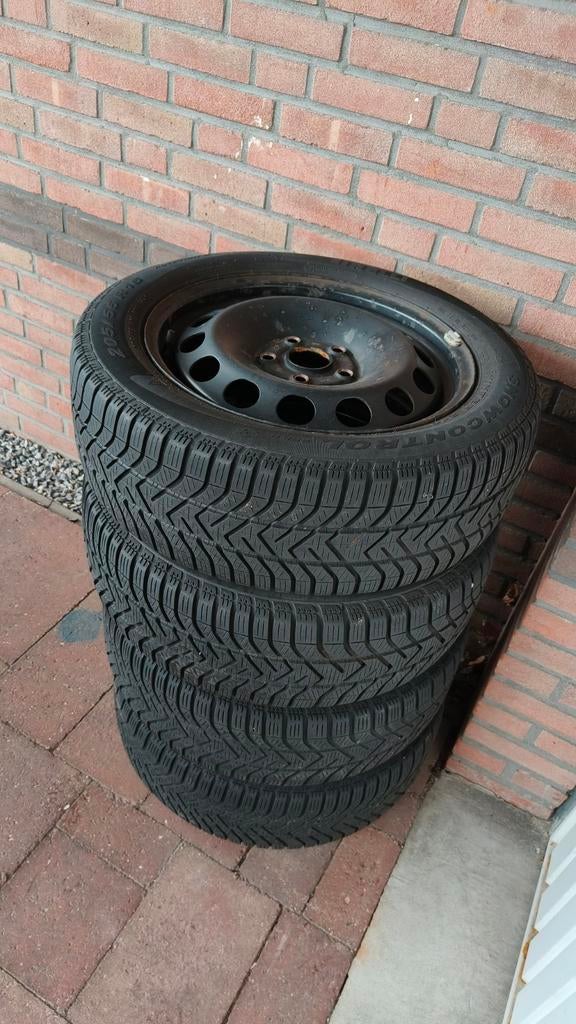 Pirelli winterbanden 205/55 R16 VW op stalen velg, Auto-onderdelen, Banden en Velgen, Banden en Velgen, Winterbanden, 16 inch