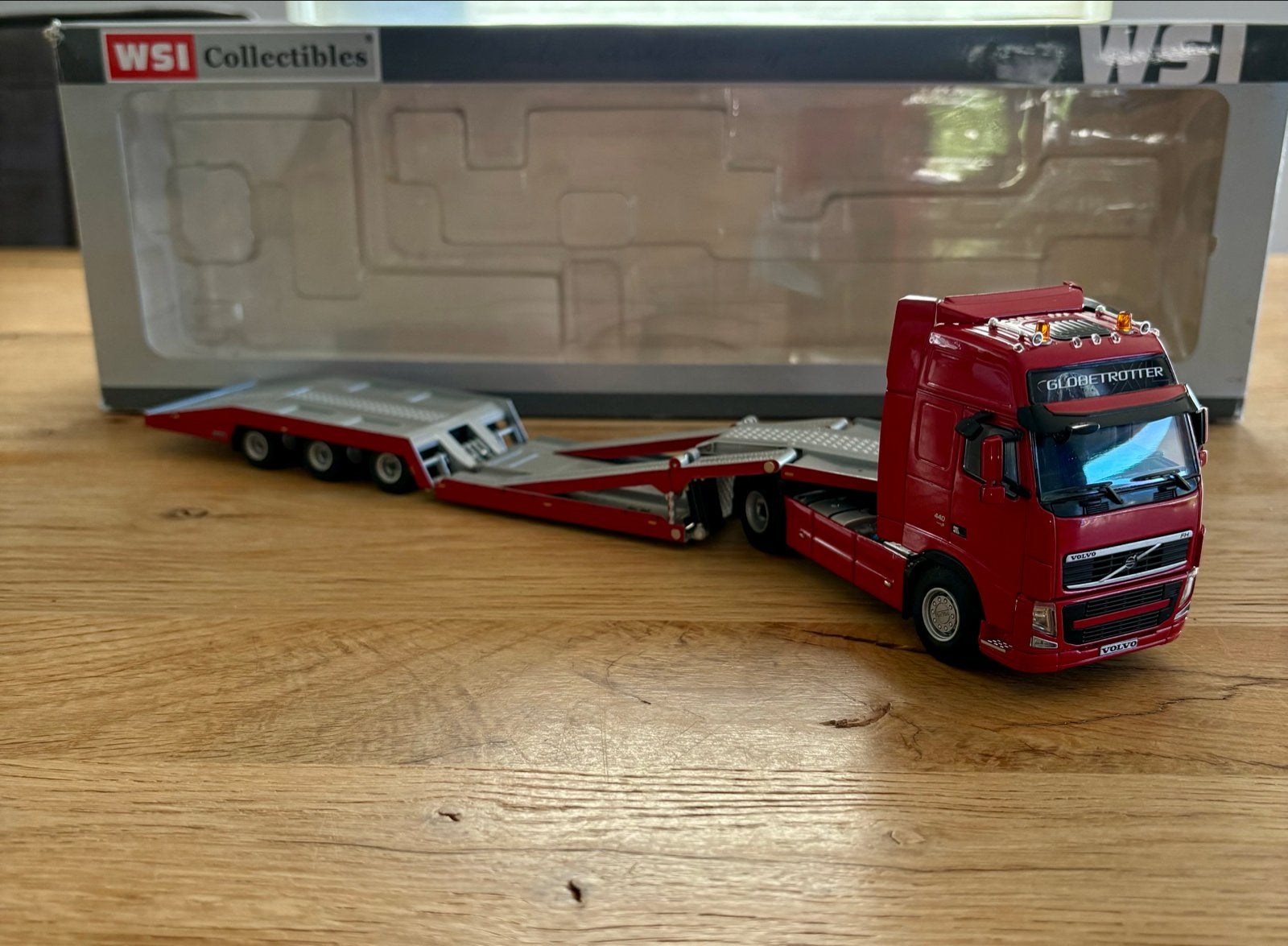 WSI 1:50 Volvo Globetrotter XL 4x2 met trucktransporter, Ophalen of Verzenden, Zo goed als nieuw, Bus of Vrachtwagen