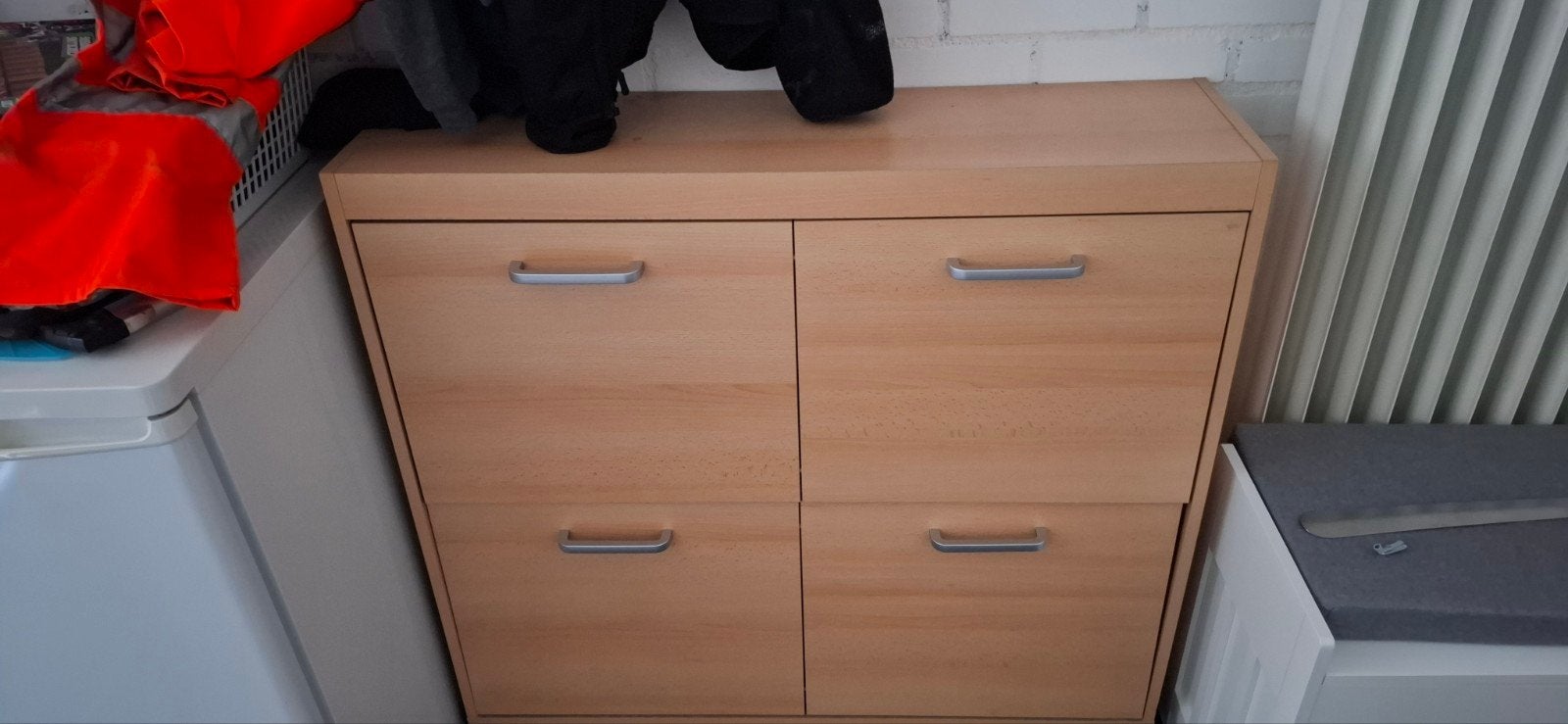Schoenenkast

90 hoog
96 breed
26 diep, Ophalen
