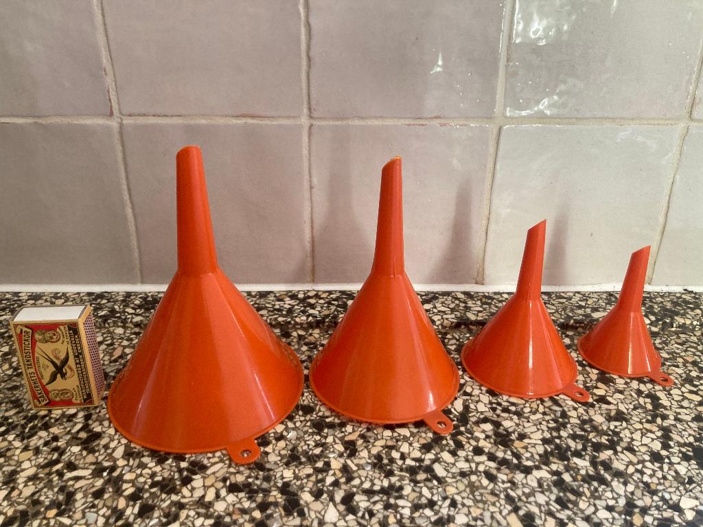 Vintage oranje vierdelige trechterset trechtertjes trechter, Overige typen, Kunststof, Ophalen of Verzenden, Zo goed als nieuw