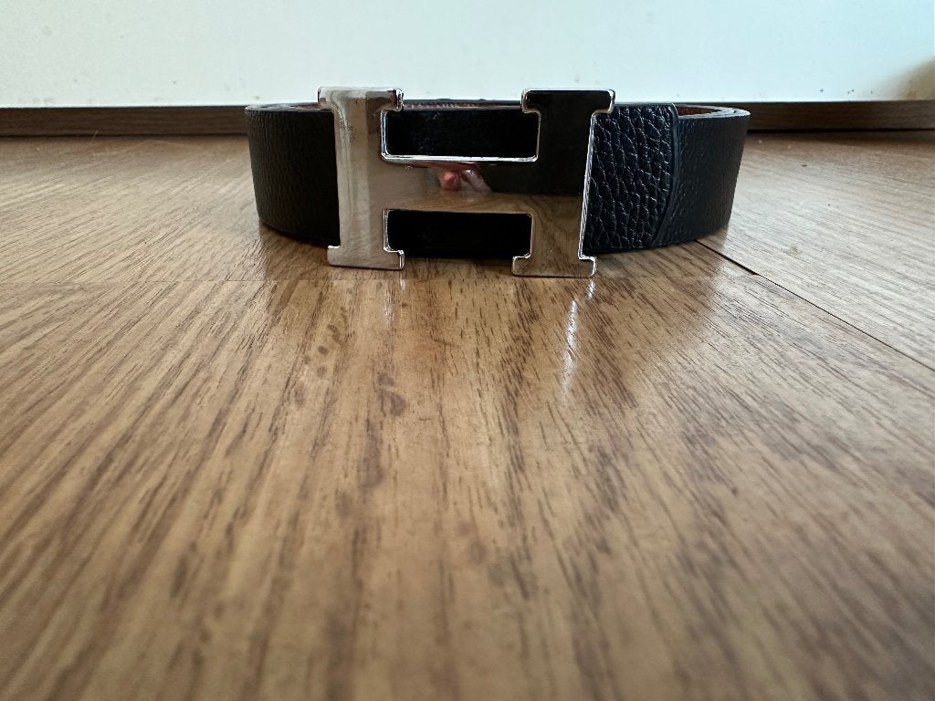 Nieuwe zwarte leren riem met zilveren logo, Zwart, Nieuw, Ophalen of Verzenden, 115 cm of meer