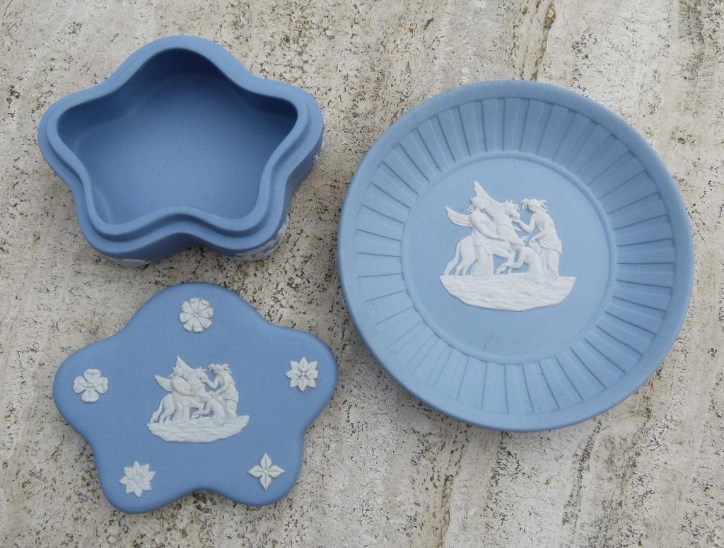 Wedgwood Blue Jasperware Embossed Cameo, Ophalen of Verzenden, Nieuw, Porselein, Overige typen