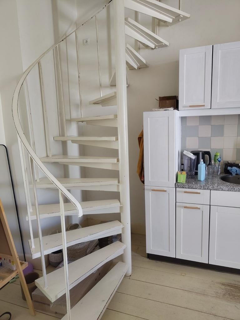 Witte draaitrap, 3.35m hoog - zelf verwijderen en vervoeren, Doe-het-zelf en Verbouw, Ophalen, Gebruikt, Trap, 2 tot 4 meter