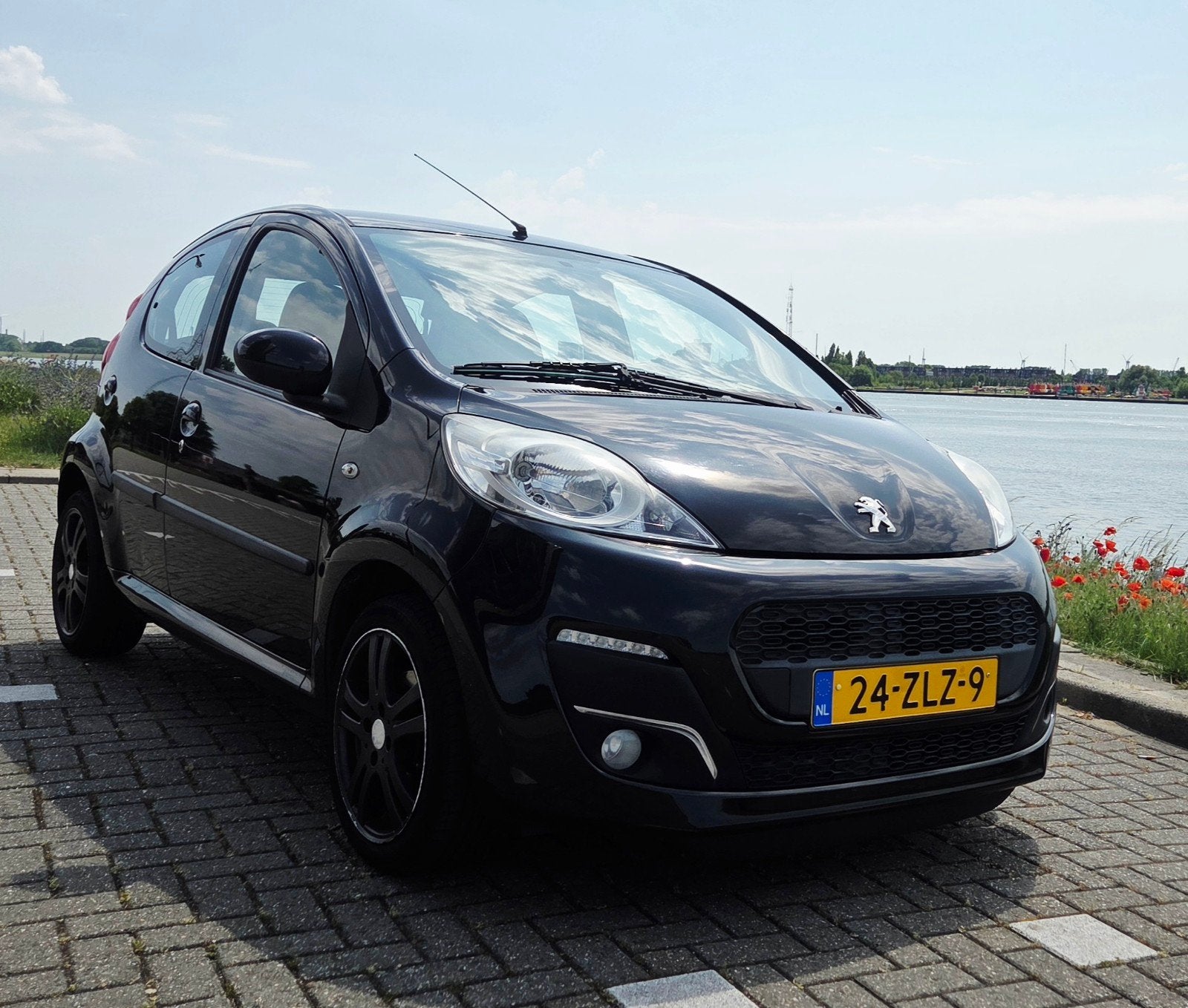 Peugeot 107 1.0 12V 5DR 2013 Zwart, Voorwielaandrijving, Stof, Euro 6, 4 stoelen