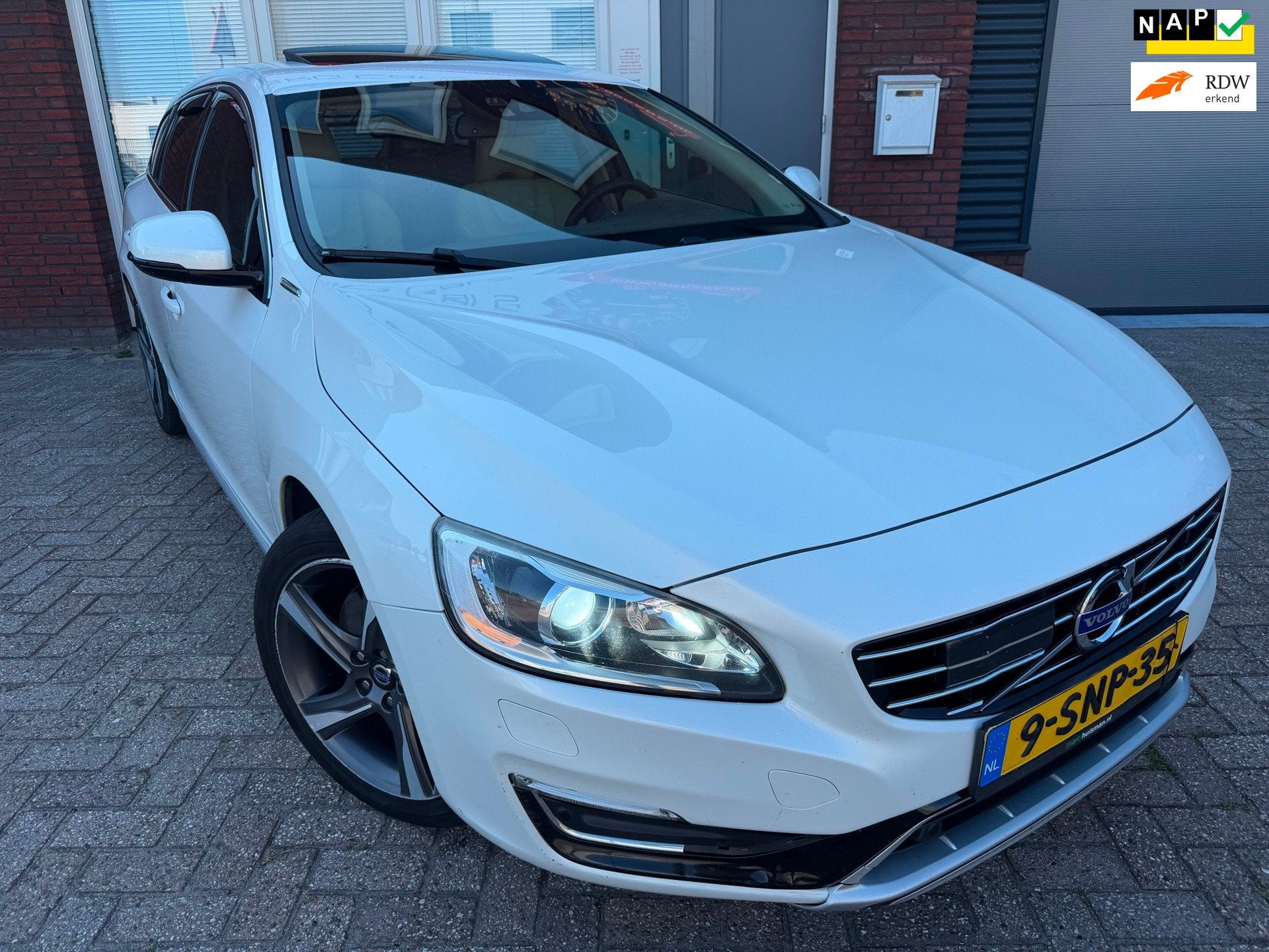 Volvo V60 2.4 D6 AWD Plug-In Hybrid Summum / Pano / Leder /, Auto's, Automaat, Met garantie (alle), Wit, Vierwielaandrijving