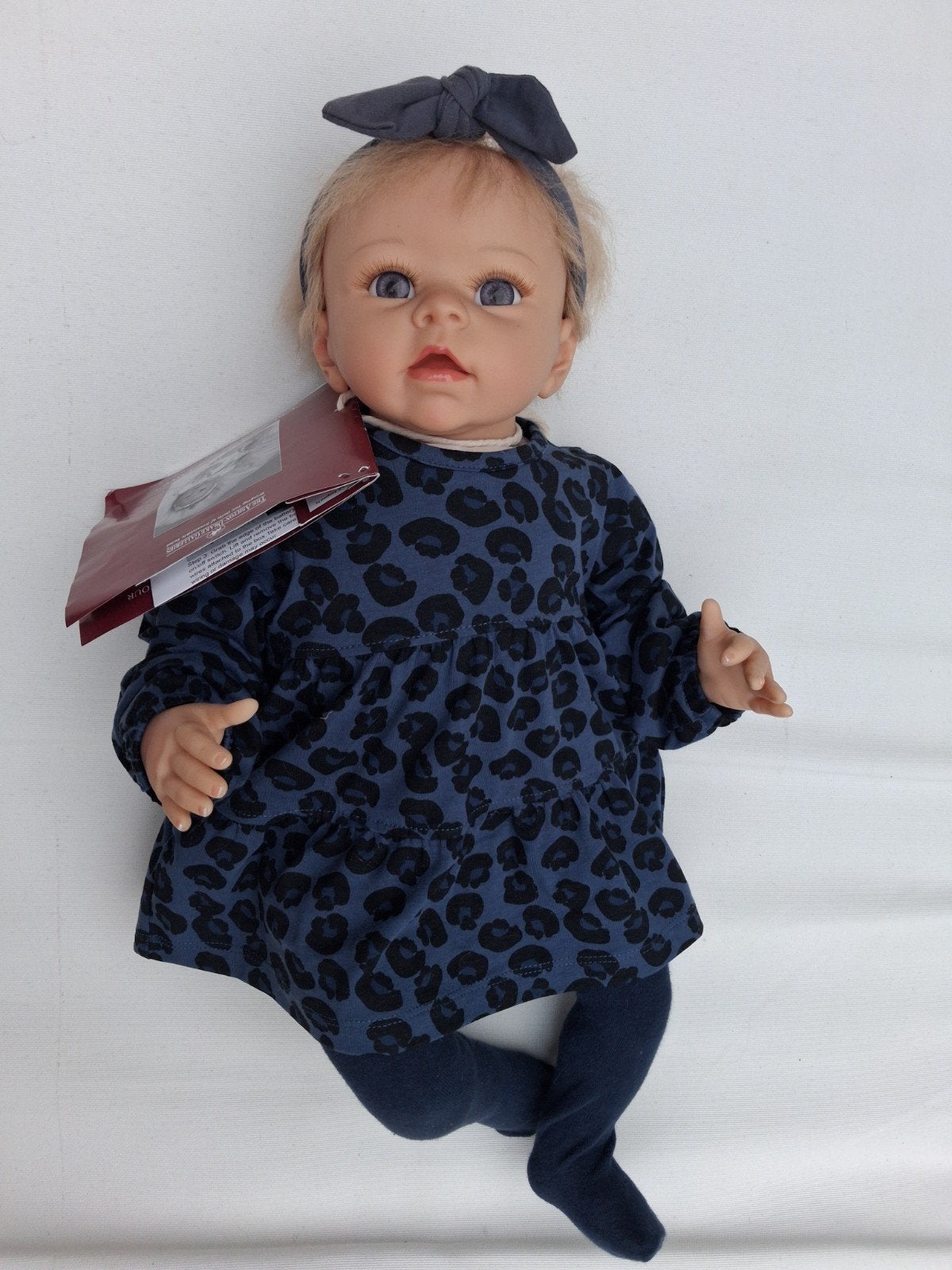 Reborn babypop met luipaardprint jurk en hoofdband, Ophalen of Verzenden, Zo goed als nieuw, Babypop