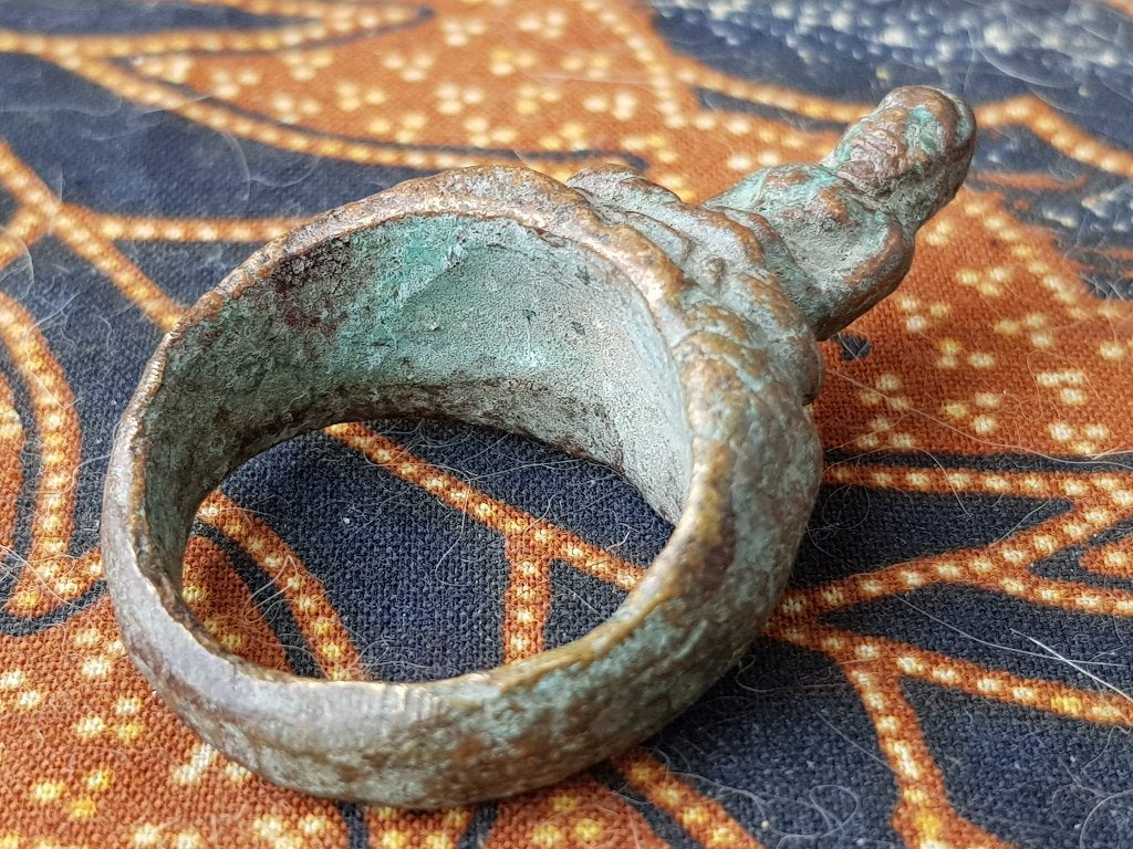 Mooie antieke Oosterse ring met Boeddha van brons 4,3 cm.