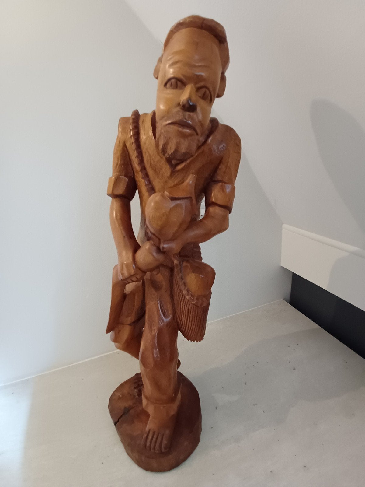 Houten beeld van een kokosnootplukker 70cm, Antiek en Kunst, Kunst | Beelden en Houtsnijwerken, Ophalen, 50 - 100 cm, Handgemaakt