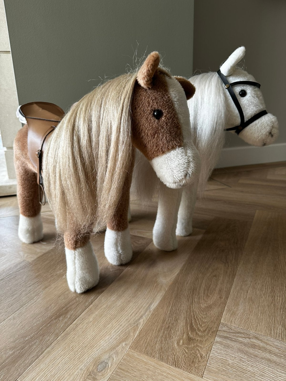 Twee Götz XL speelgoed paarden met zadel en hoofdstel, Ophalen, Paard, Zo goed als nieuw, Middelgroot (20 tot 80 cm)