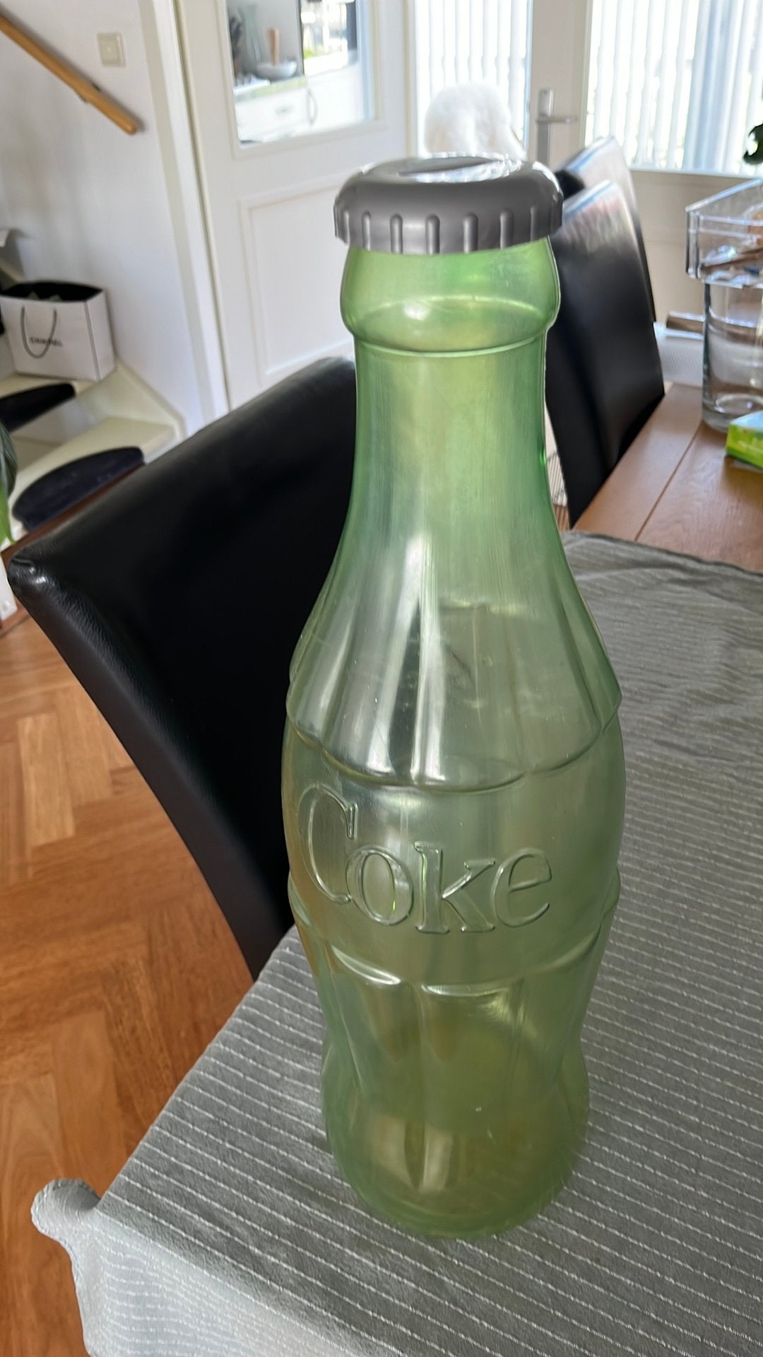 Grote Coca-Cola spaarpot fles, Verzamelen, Spaarpotten, Ophalen, Gebruikt, Kunststof, Overige thema's