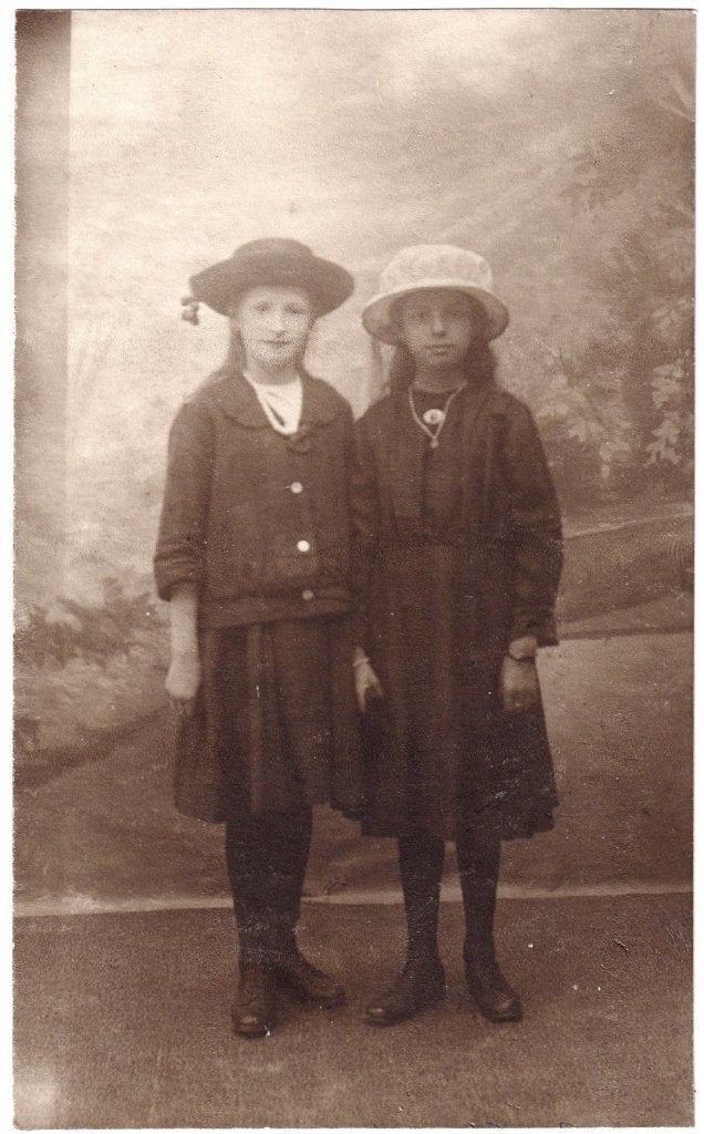 Foto - Twee Meisjes Hoed - Kind Kinderen, Gebruikt, Foto, Ophalen of Verzenden, Voor 1940