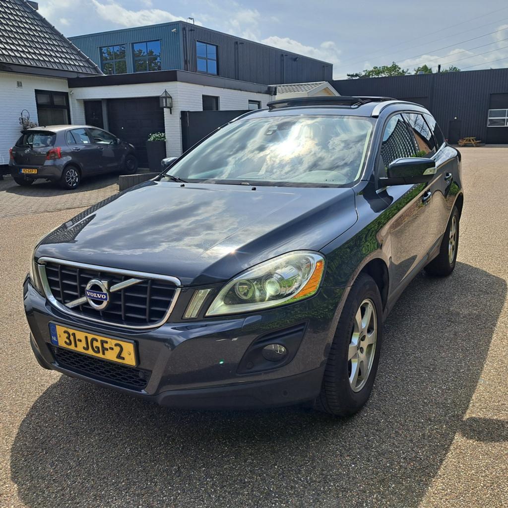 Volvo XC60 2.4 D AWD Geartronic 2009 Grijs, Auto's, Automaat, 1716 kg, Trekhaak, 197 €/maand