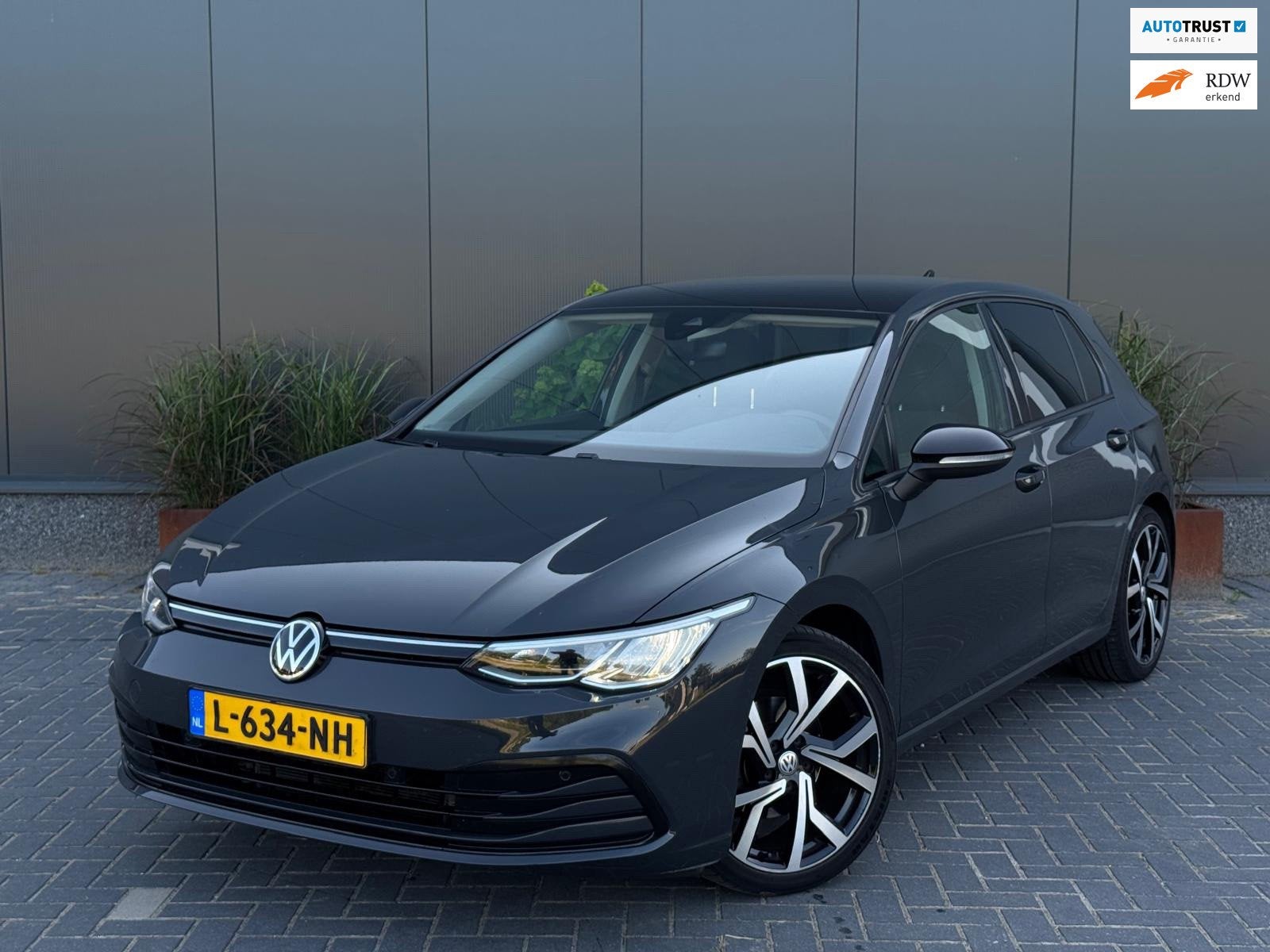 Volkswagen Golf 1.0 eTSI Life AUTO NAVI | CARPLAY | SPORTVEL, Stof, Gebruikt, Met garantie (alle), 23 km/l
