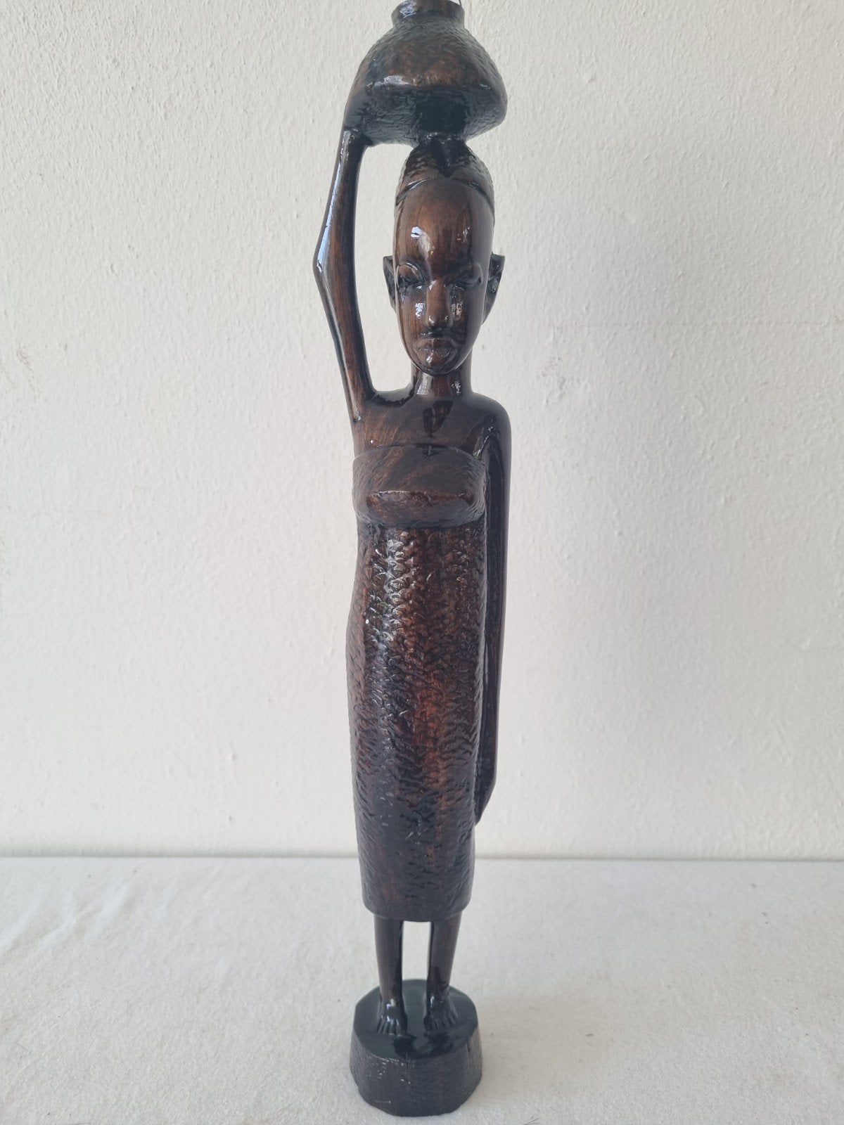 Houten Afrikaans beeld van vrouw met pot op hoofd, Ophalen of Verzenden, 20 - 50 cm, Beeld, Hout