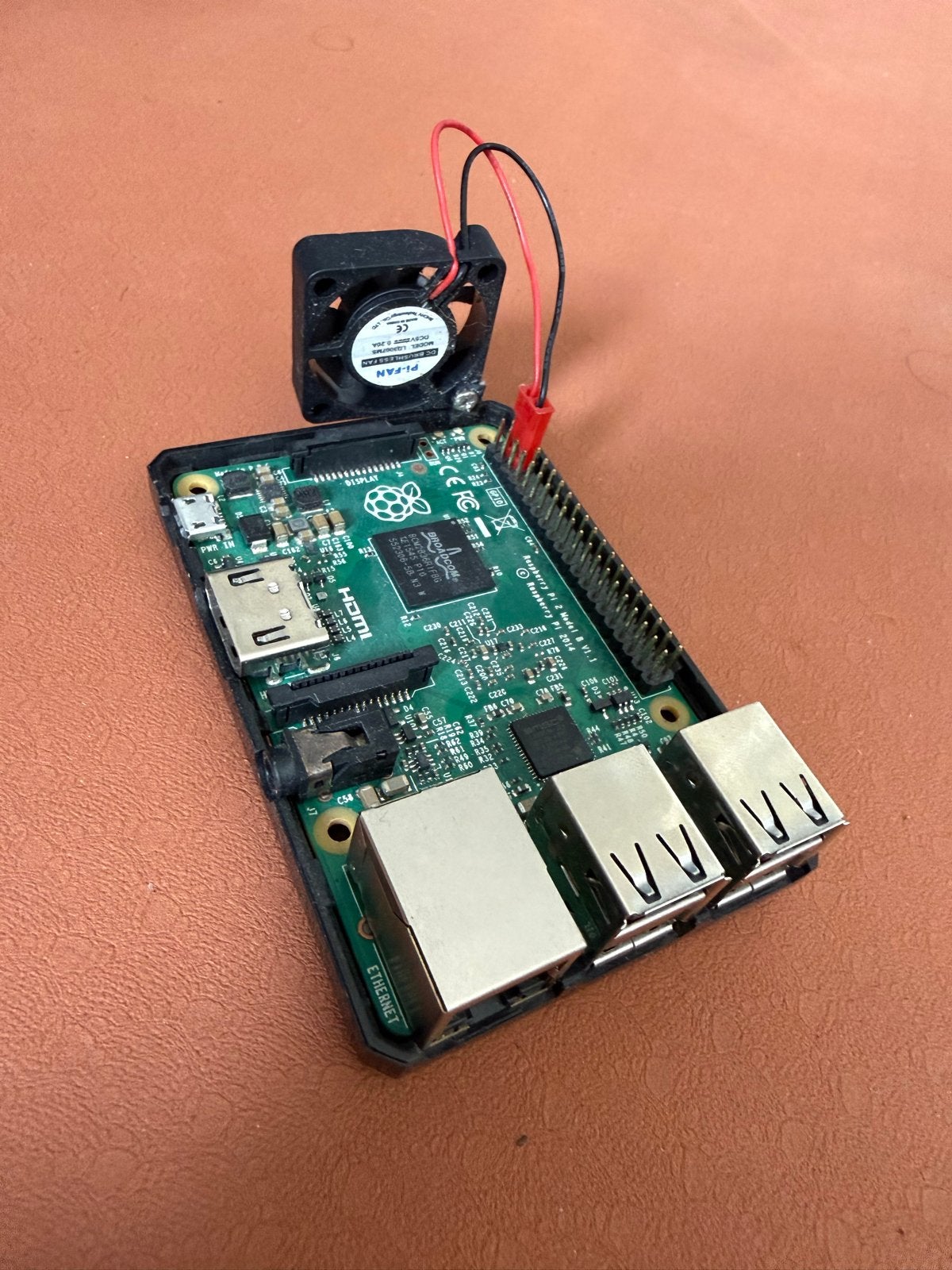 Raspberry Pi 2 Model B met ventilator en adapter, Ophalen of Verzenden, Gebruikt