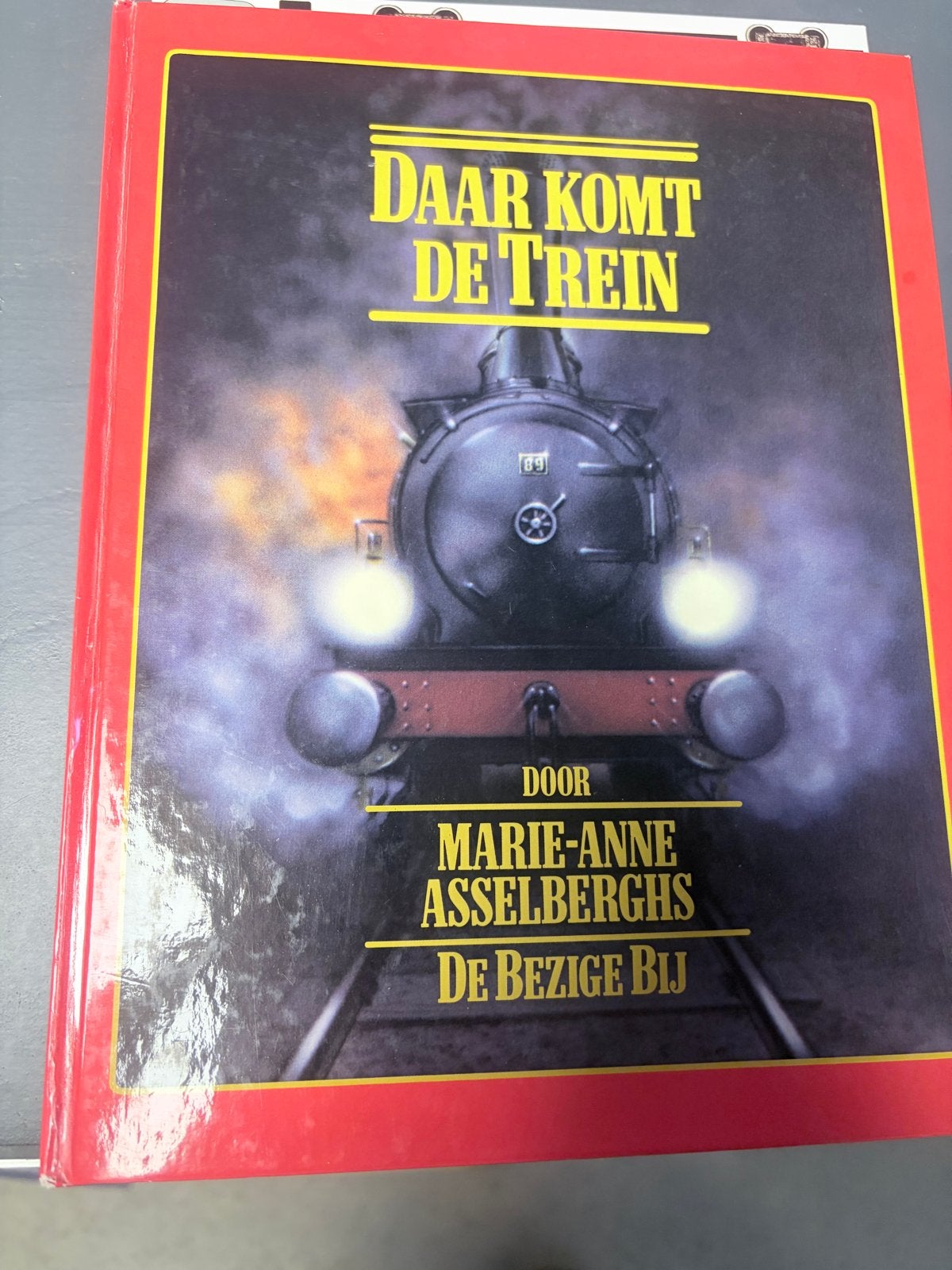 Daar Komt De Trein - Marie-Anne Asselberghs (1981), Boeken, Techniek, Ophalen of Verzenden, Gelezen, Overige onderwerpen