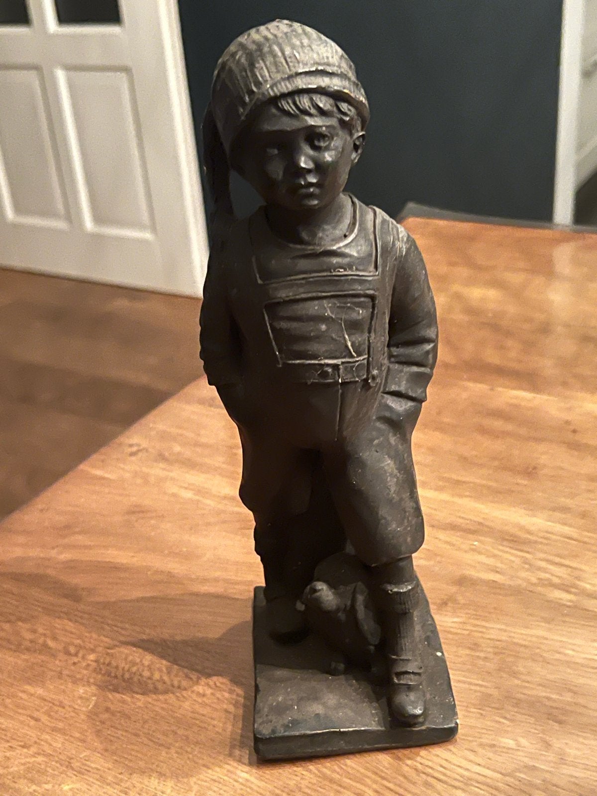 Vintage beeldje jongen met hond -, Ophalen of Verzenden, Gepatineerd, Overige materialen, Beeld