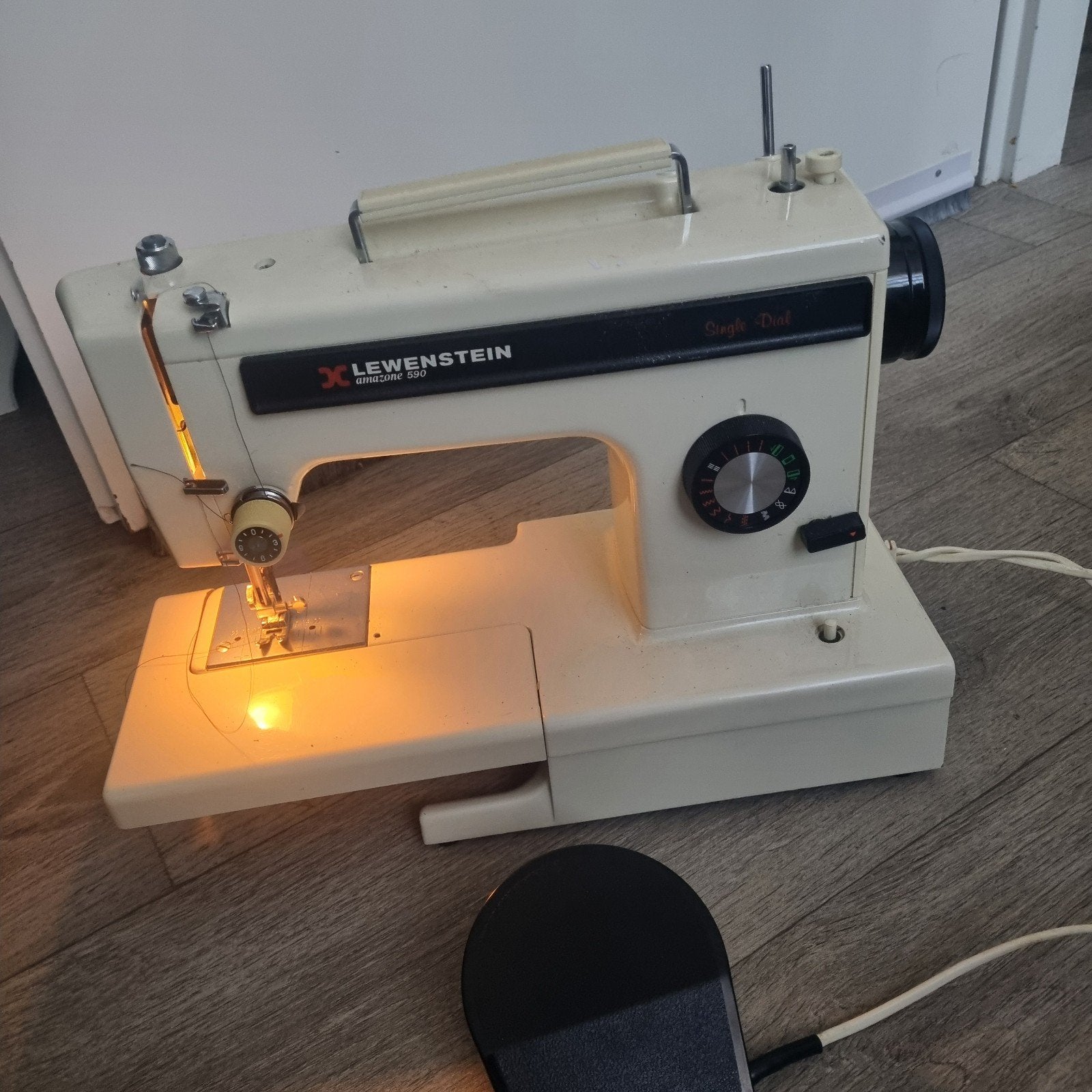 LEWENSTEIN Amazone 590 Naaimachine model:5908-0 met alle Beh, Ophalen, Zo goed als nieuw, Naaimachine, Lewenstein