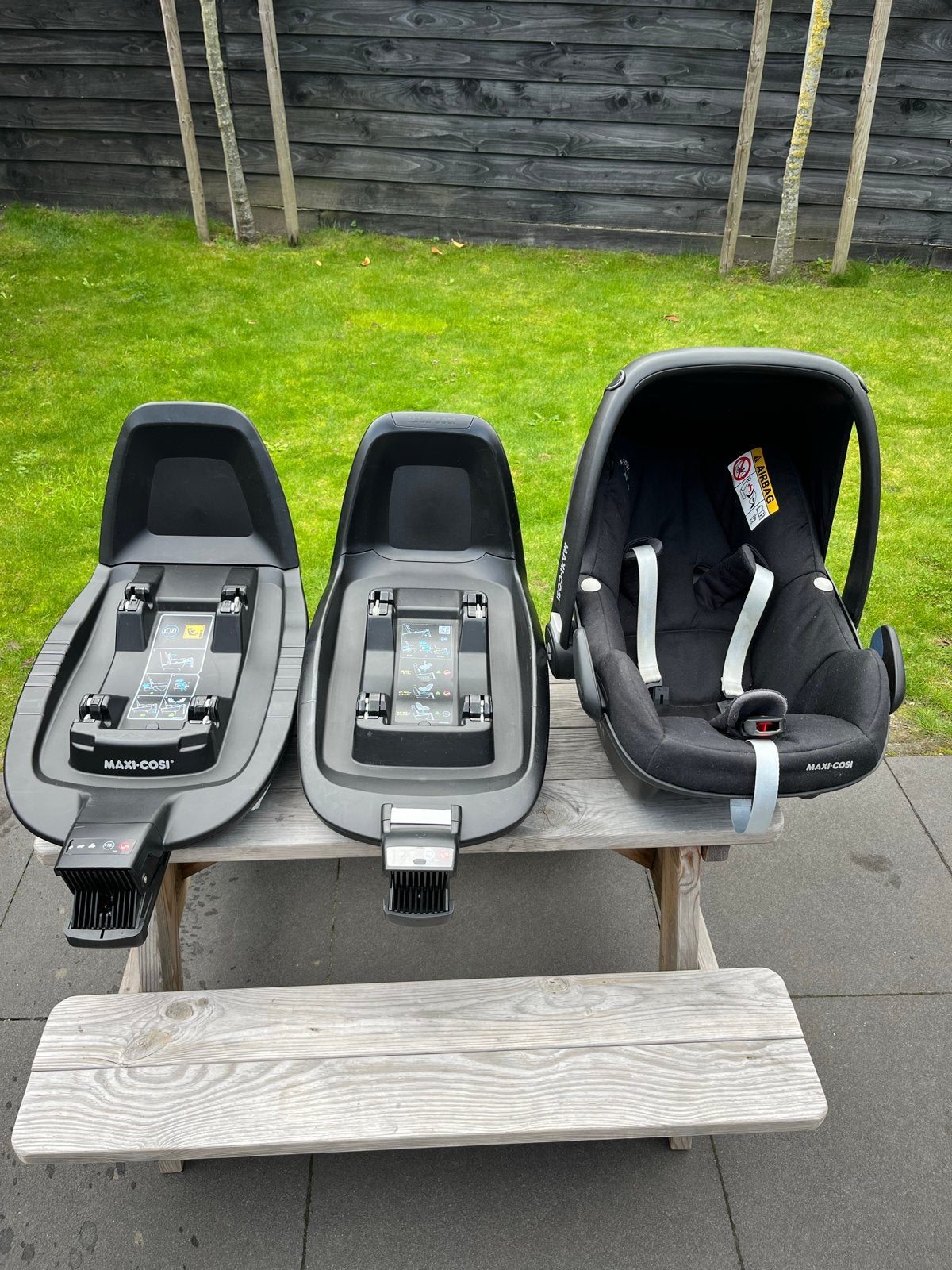 Maxi-Cosi Pebble Plus met bases (2 stuks), Ophalen, Autogordel of Isofix, Gebruikt, Zijbescherming