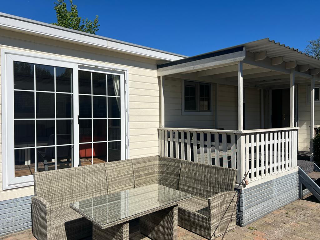 Te koop mooi groot chalet op eigen grond ca. 157m2, Caravans en Kamperen, Stacaravans, Tot en met 3