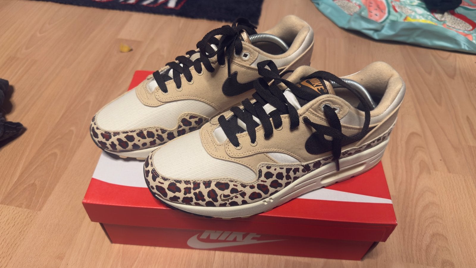 Nike Air Max 1 Sesame Leopard, Kleding | Dames, Ophalen of Verzenden, Nieuw, Beige, Sneakers of Gympen