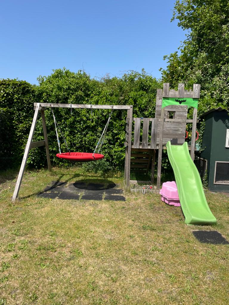Houten speeltoestel met glijbaan en schommels, Kinderen en Baby's, Speelgoed | Buiten | Speeltoestellen, Ophalen, Gebruikt, Glijbaan