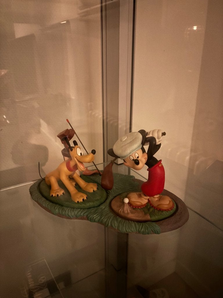 WDCC: Mickey en Pluto “A Golfer’s Best Friend”, Ophalen of Verzenden, Mickey Mouse, Zo goed als nieuw, Beeldje of Figuurtje